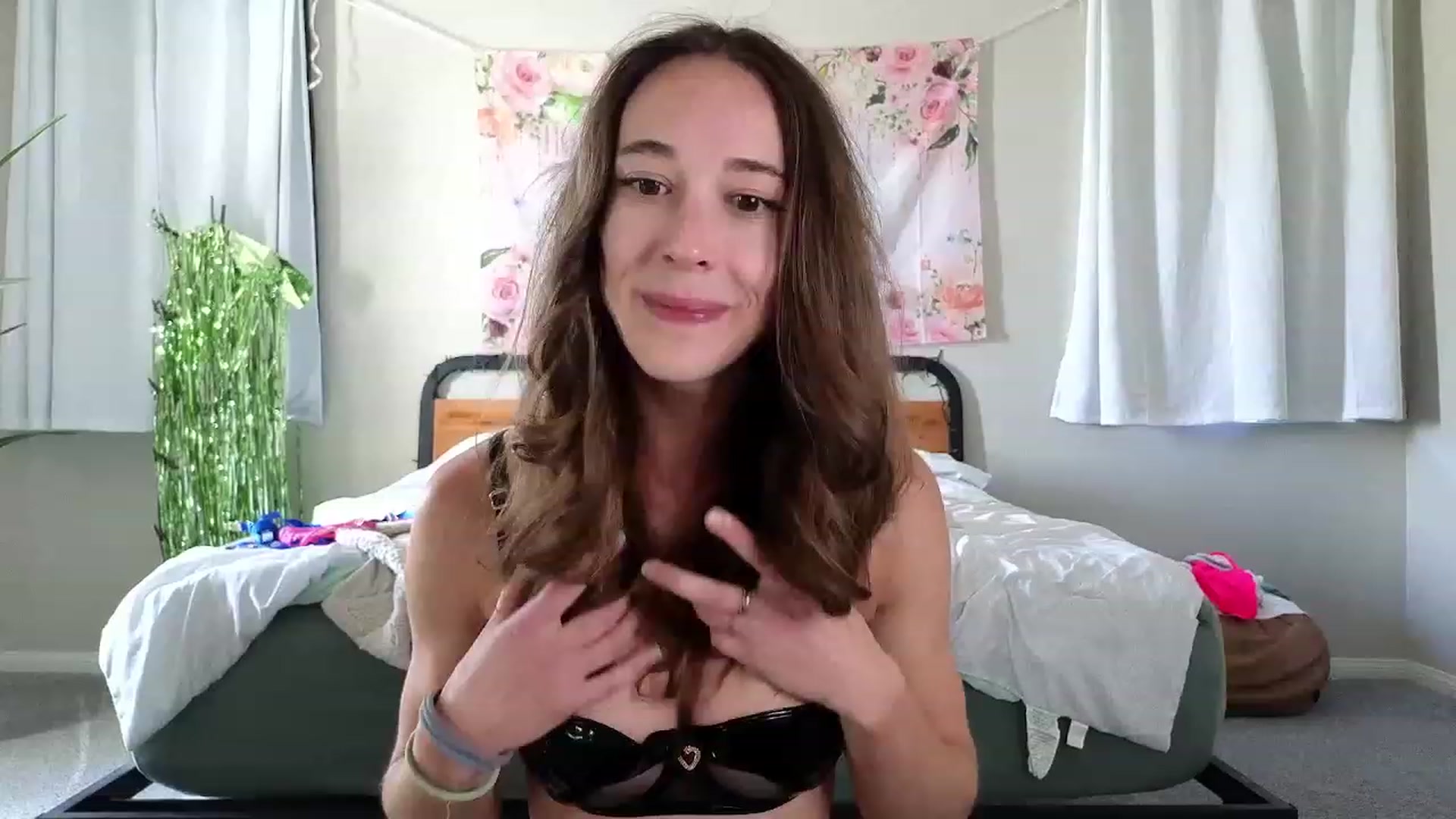 Gallery image thumbnail from tease4lisa's myfreecams stream on, 09/07/2023, 19:51 image 6 of 20