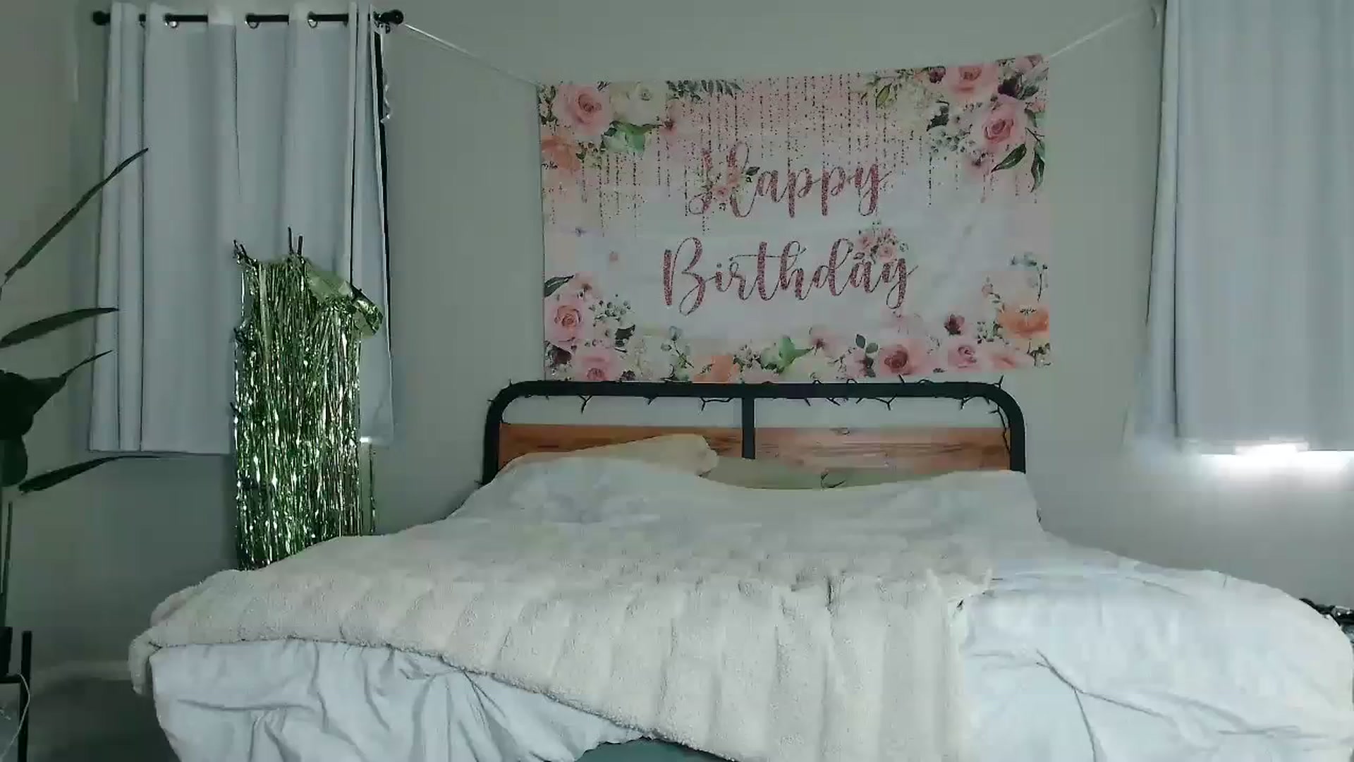 Gallery image thumbnail from tease4lisa's myfreecams stream on, 09/13/2023, 23:56 image 4 of 20
