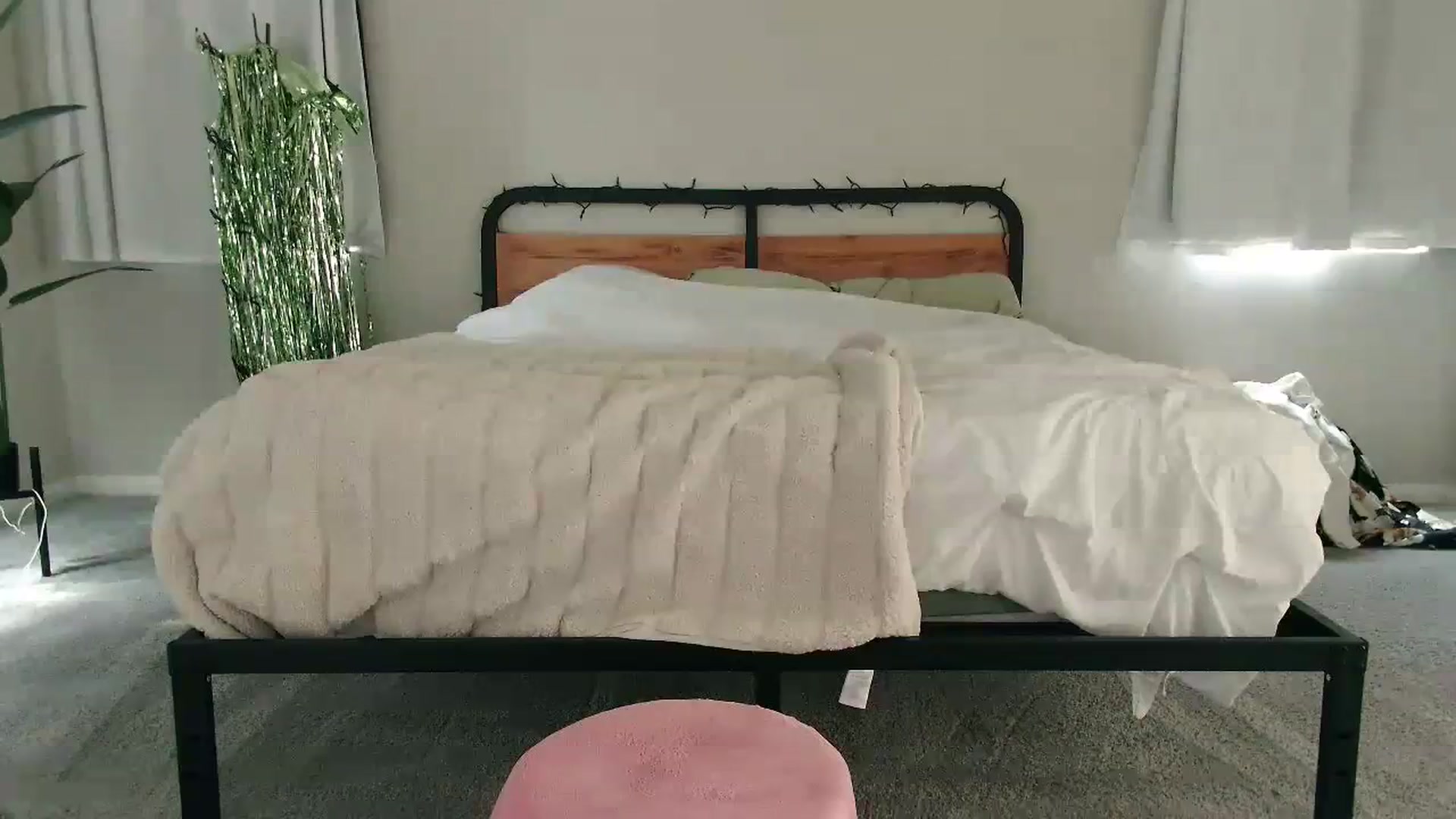 Gallery image thumbnail from tease4lisa's myfreecams stream on, 09/14/2023, 19:19 image 4 of 20