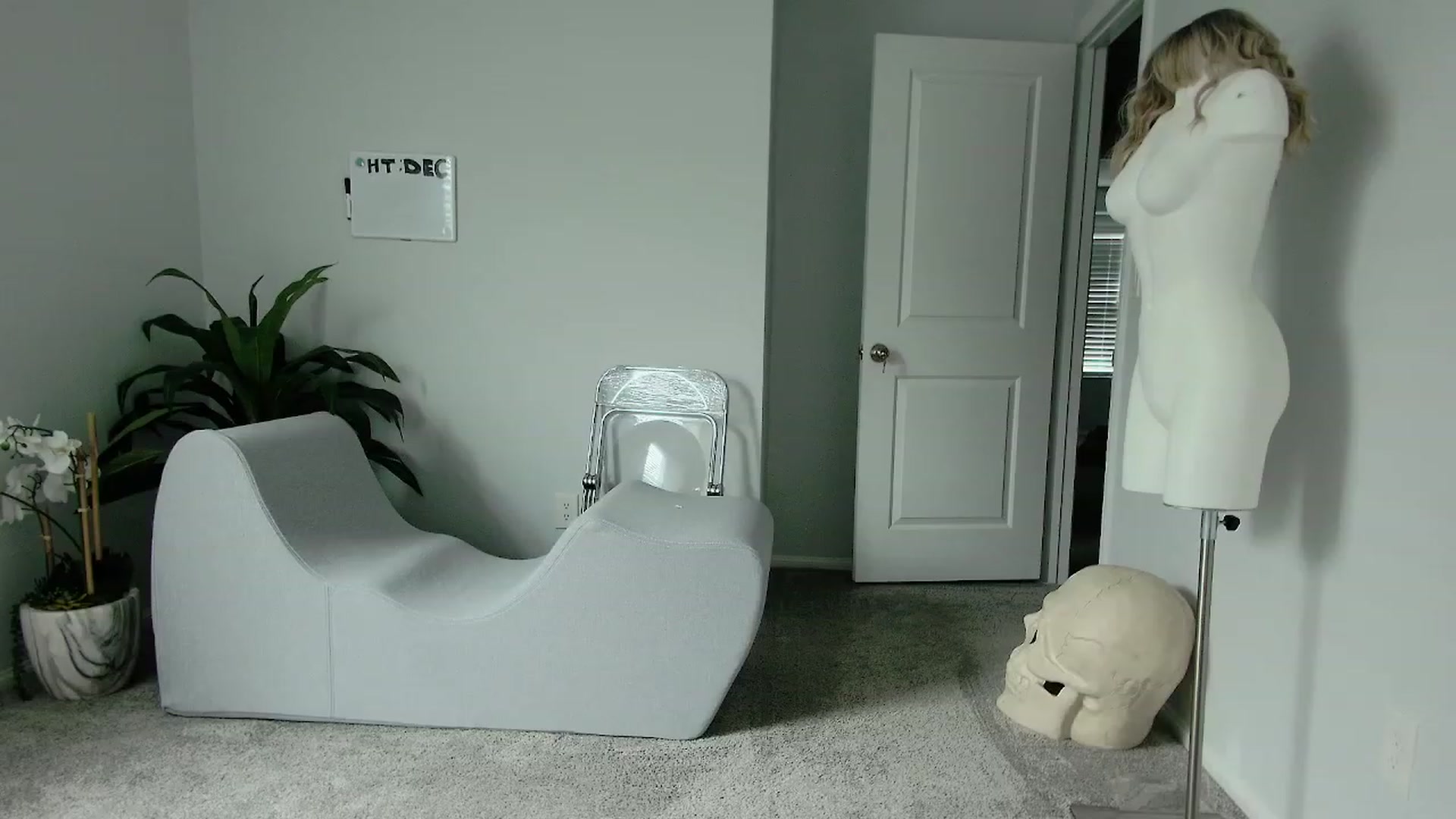 Gallery image thumbnail from tease4lisa's myfreecams stream on, 03/15/2024, 17:25 image 15 of 20