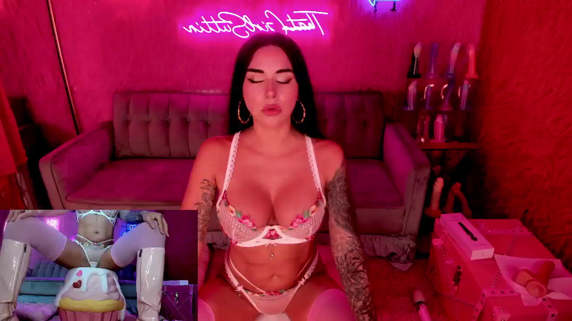 Gallery image thumbnail from thatgrlsuttin's myfreecams stream on, 06/12/2024, 03:55 image 18 of 20