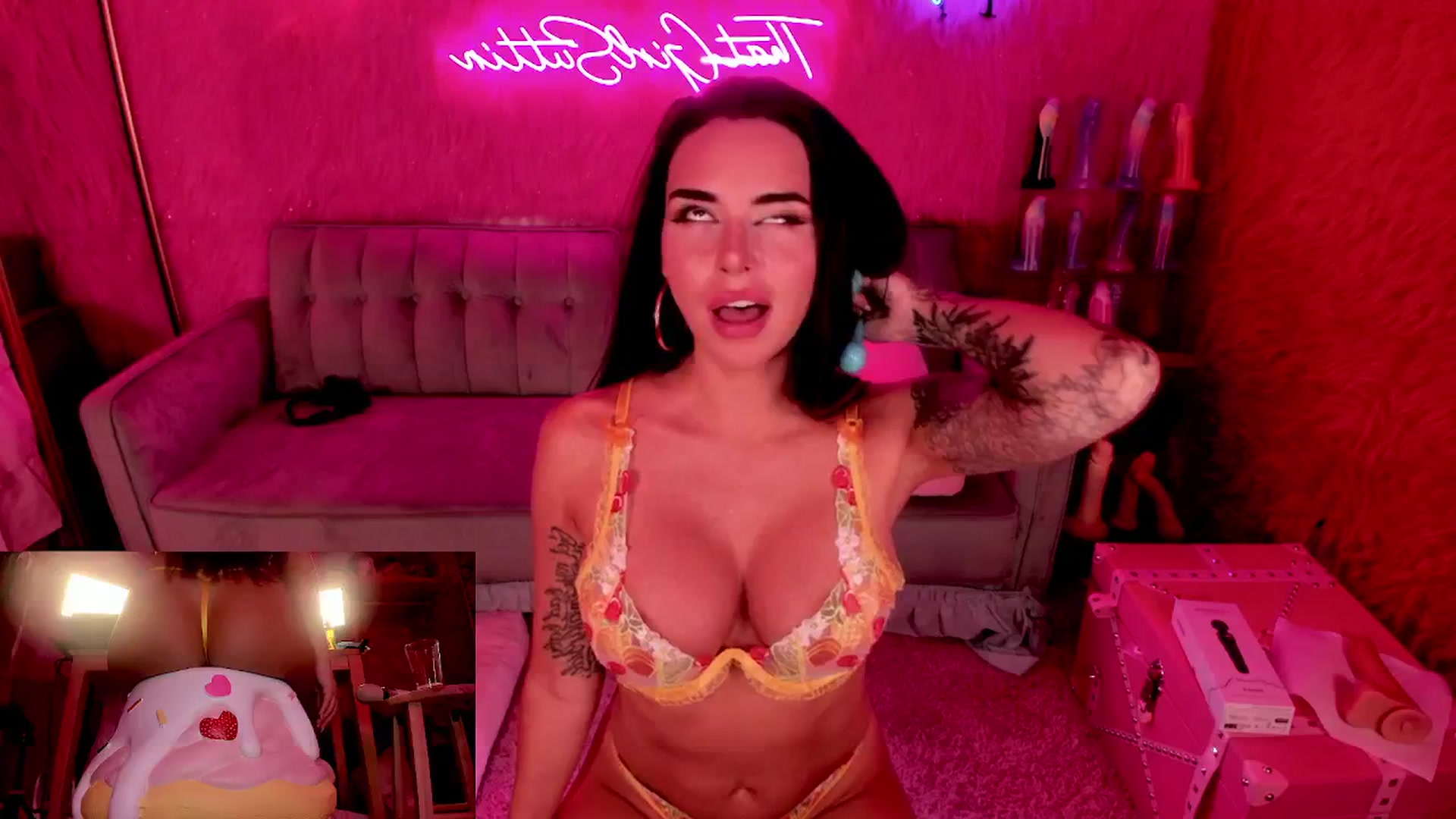 Gallery image thumbnail from thatgrlsuttin's myfreecams stream on, 06/13/2024, 03:42 image 20 of 20