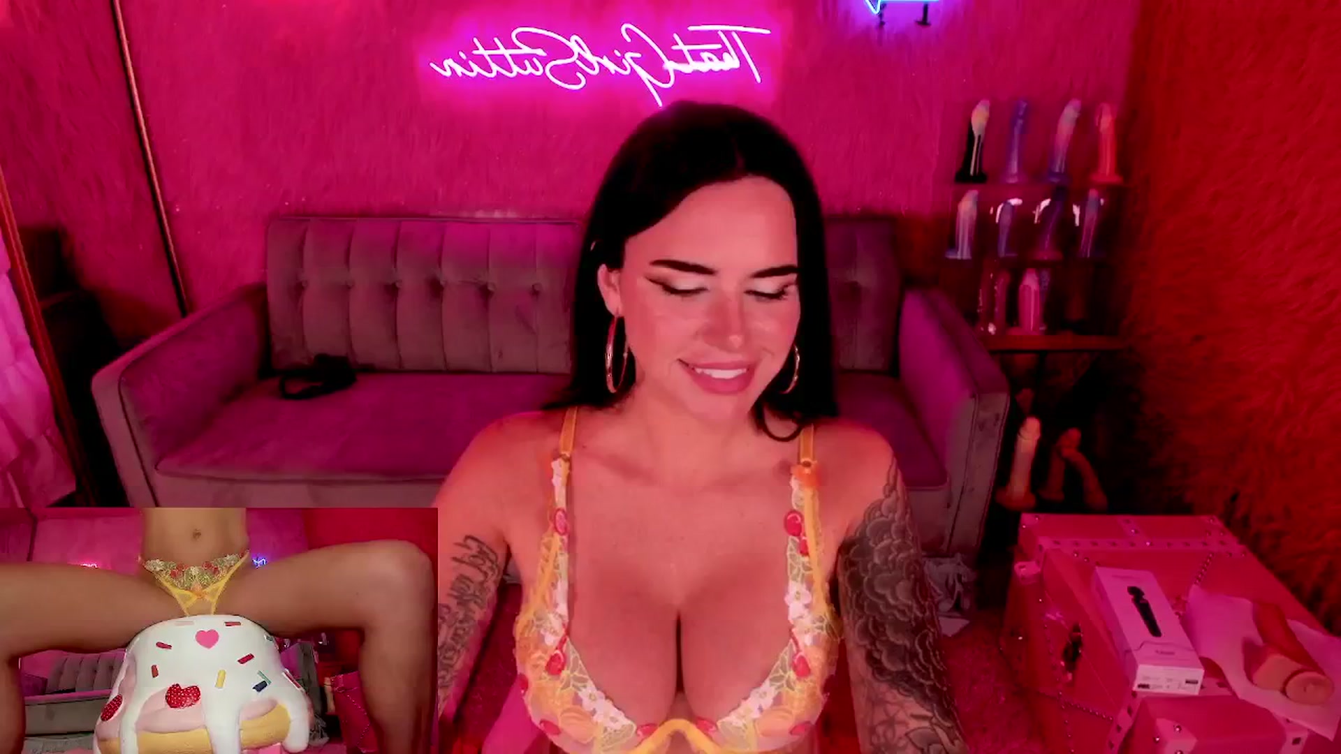 Gallery image thumbnail from thatgrlsuttin's myfreecams stream on, 06/13/2024, 03:42 image 4 of 20