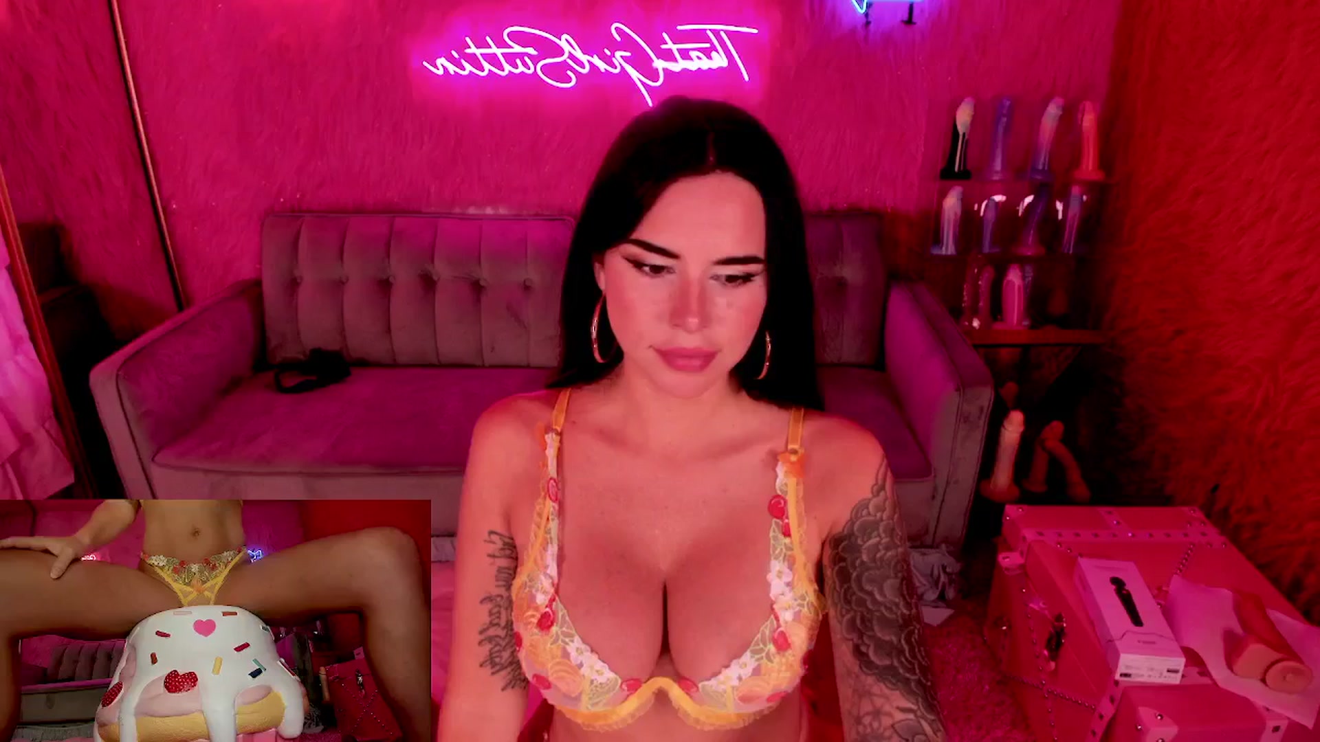 Gallery image thumbnail from thatgrlsuttin's myfreecams stream on, 06/13/2024, 03:42 image 3 of 20