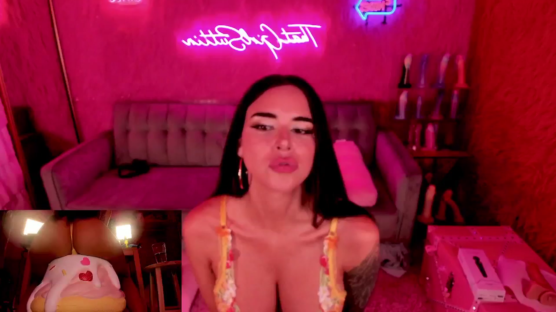 Gallery image thumbnail from thatgrlsuttin's myfreecams stream on, 06/13/2024, 03:42 image 8 of 20