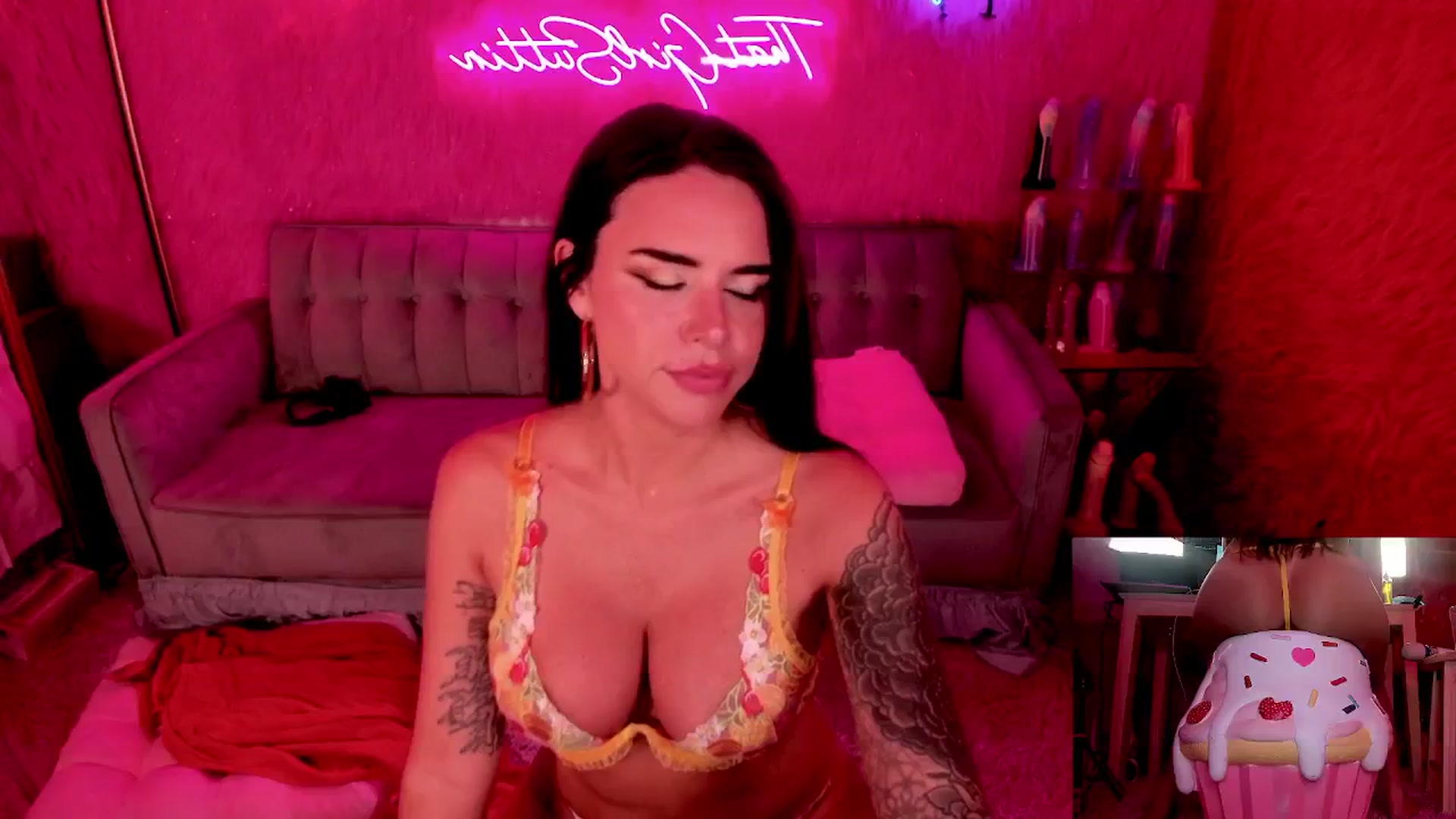 Gallery image thumbnail from thatgrlsuttin's myfreecams stream on, 06/13/2024, 04:31 image 11 of 20