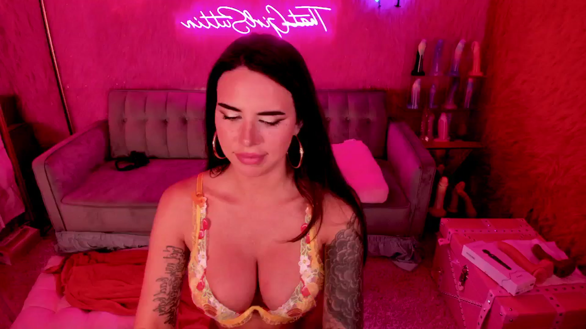 Gallery image thumbnail from thatgrlsuttin's myfreecams stream on, 06/13/2024, 05:09 image 1 of 20