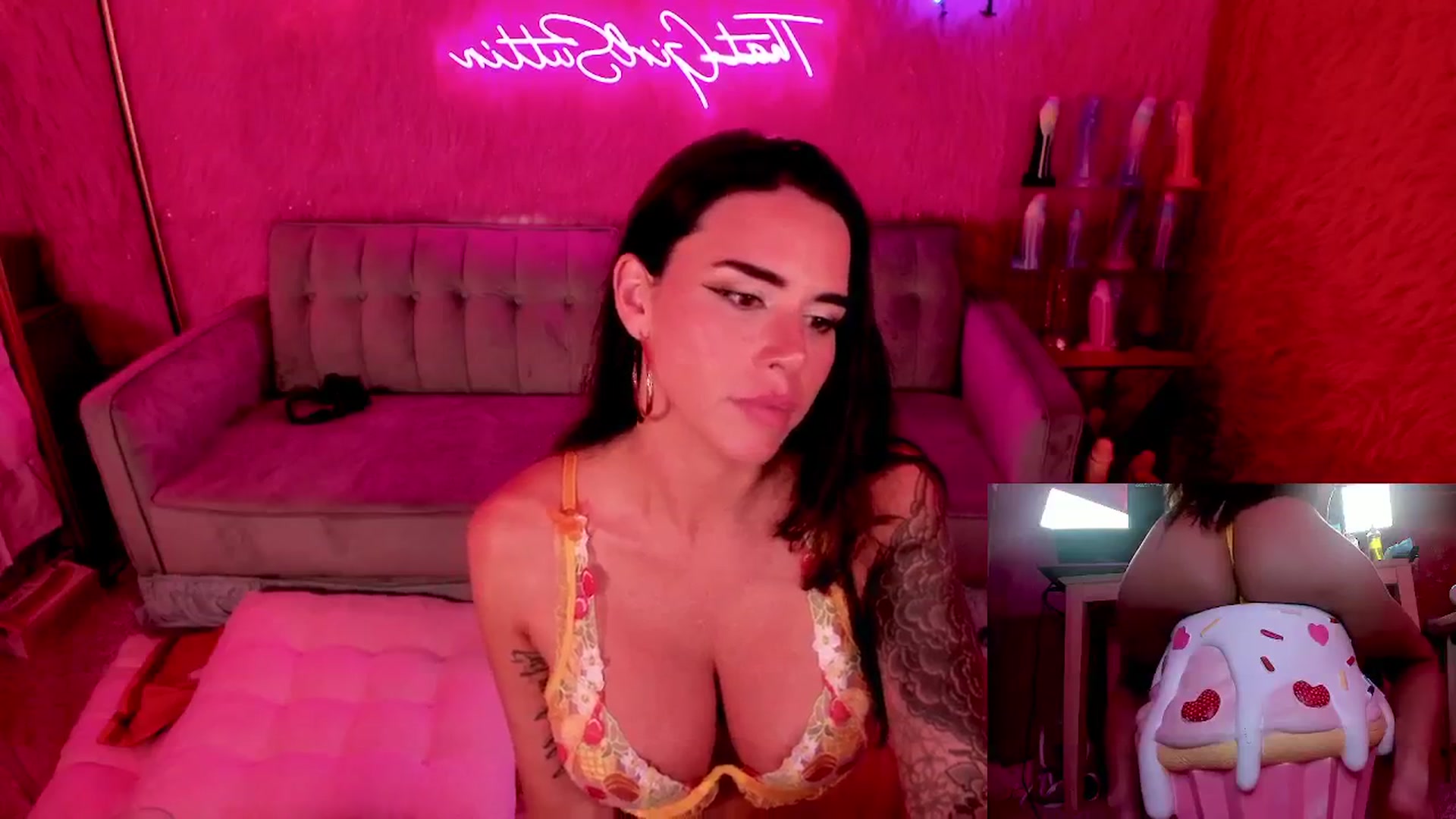 Gallery image thumbnail from thatgrlsuttin's myfreecams stream on, 06/13/2024, 07:06 image 18 of 20