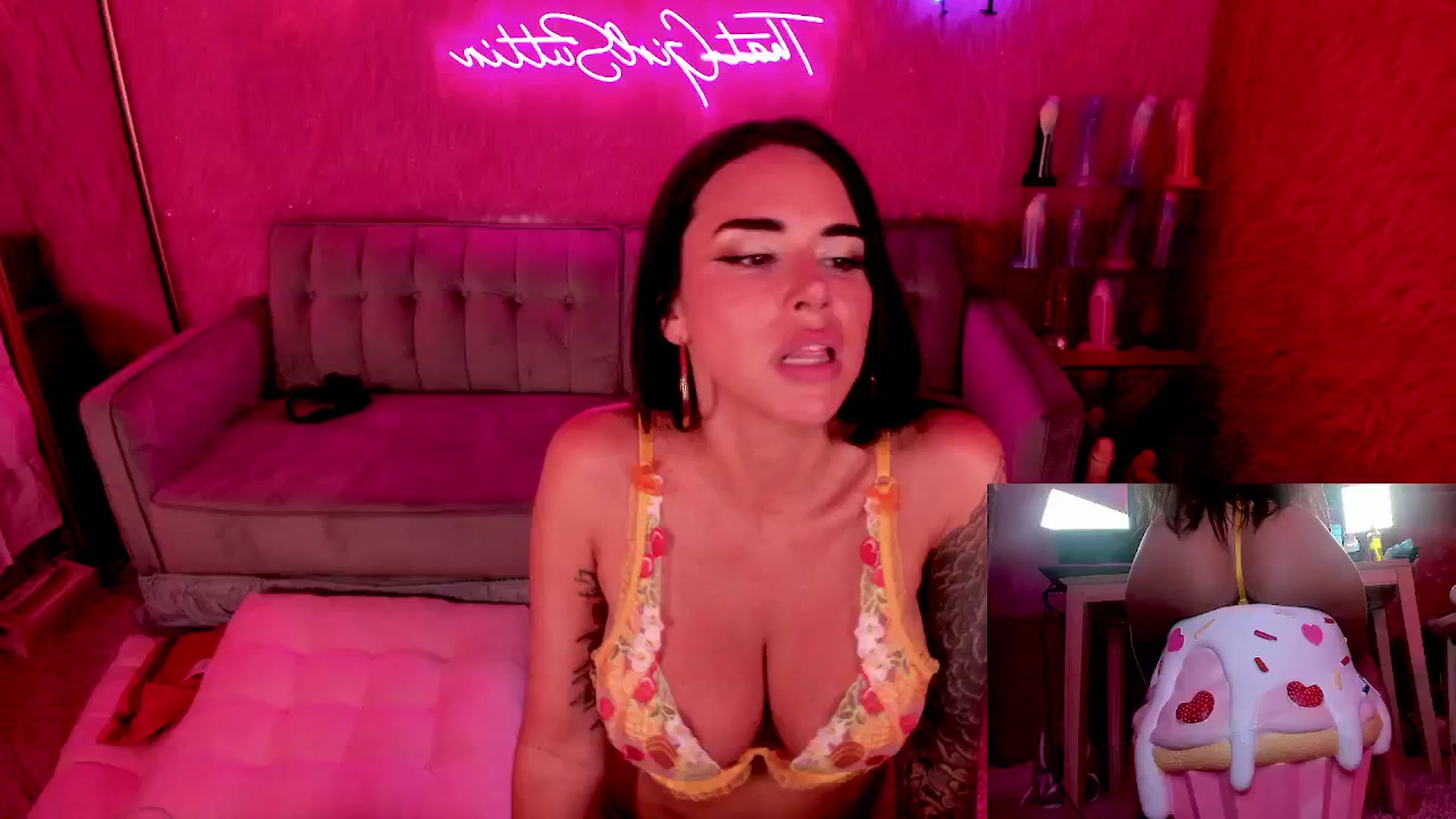 Gallery image thumbnail from thatgrlsuttin's myfreecams stream on, 06/13/2024, 07:06 image 1 of 20