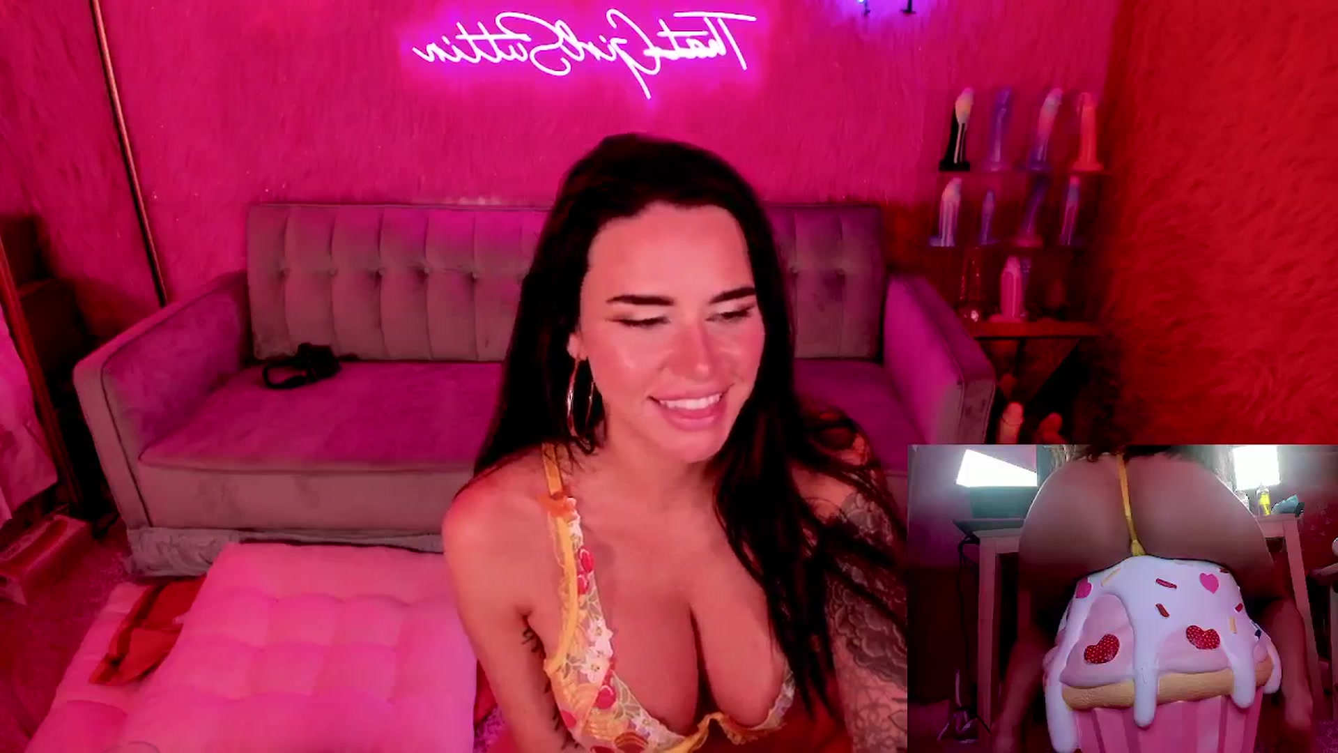Gallery image thumbnail from thatgrlsuttin's myfreecams stream on, 06/13/2024, 07:06 image 15 of 20