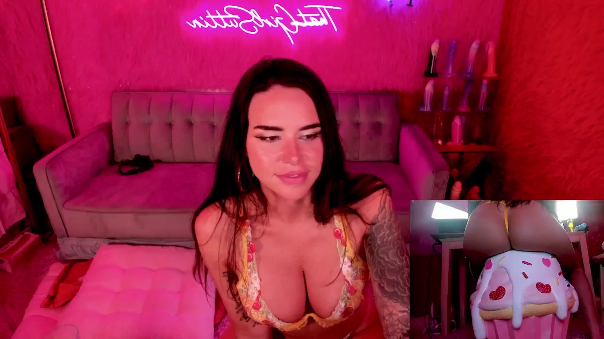 Gallery image thumbnail from thatgrlsuttin's myfreecams stream on, 06/13/2024, 07:06 image 19 of 20
