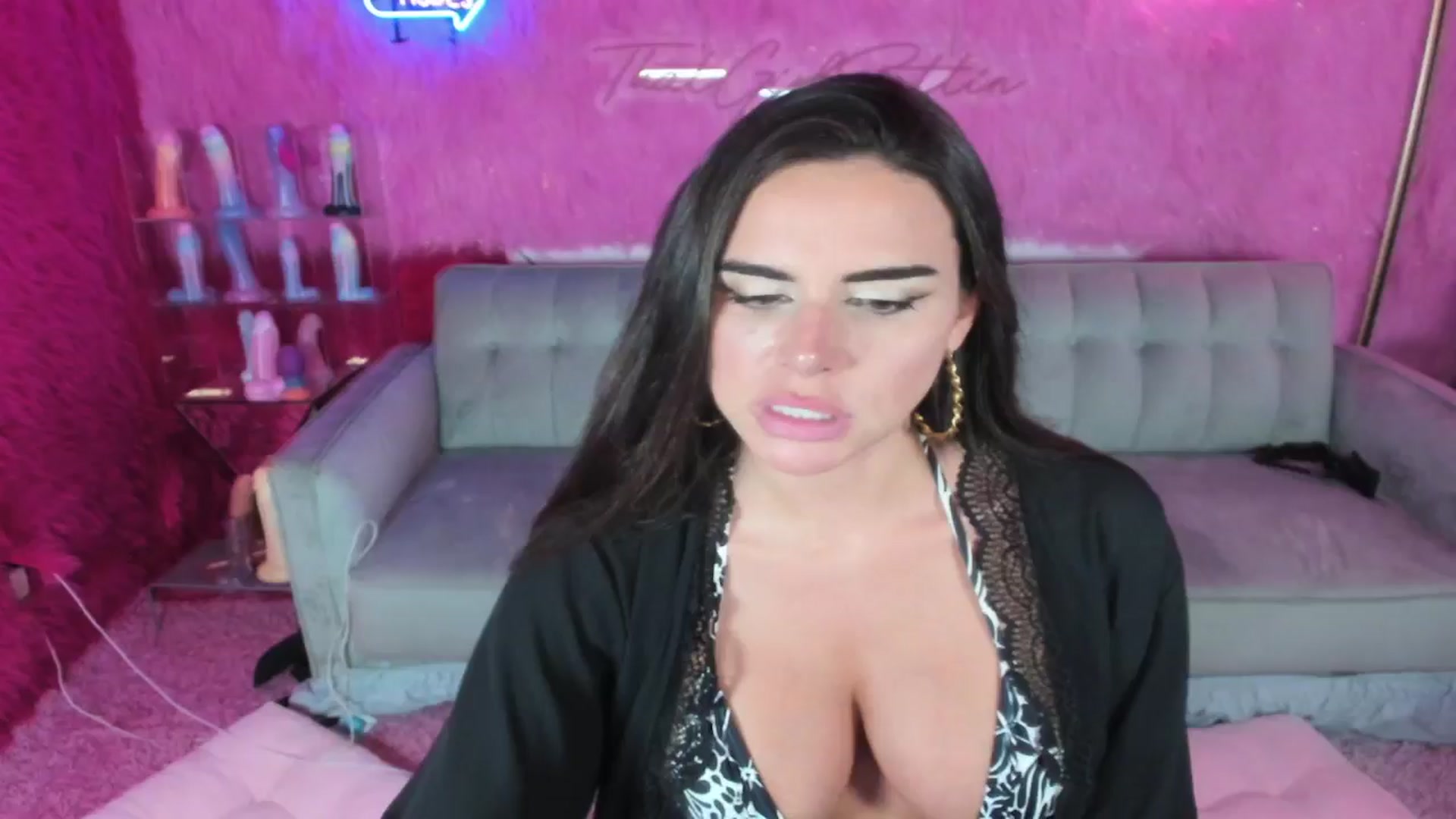 Gallery image thumbnail from thatgrlsuttin's myfreecams stream on, 07/17/2024, 04:31 image 5 of 20