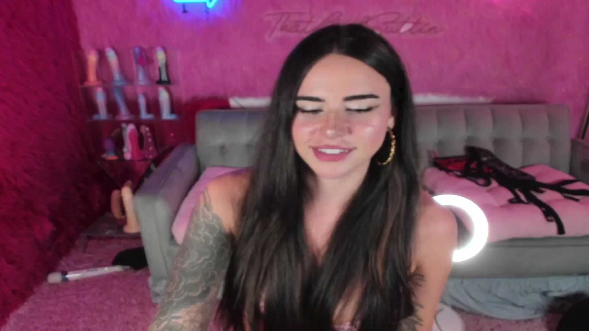 Gallery image thumbnail from thatgrlsuttin's myfreecams stream on, 08/13/2024, 03:37 image 19 of 20