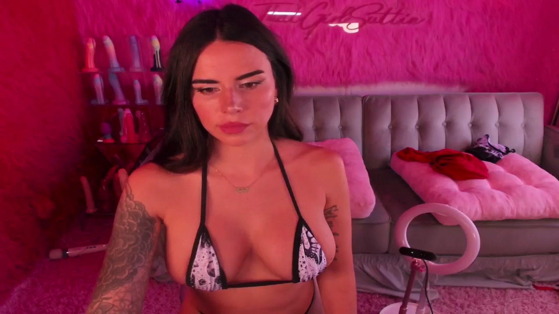 Gallery image thumbnail from thatgrlsuttin's myfreecams stream on, 08/13/2024, 22:01 image 15 of 20