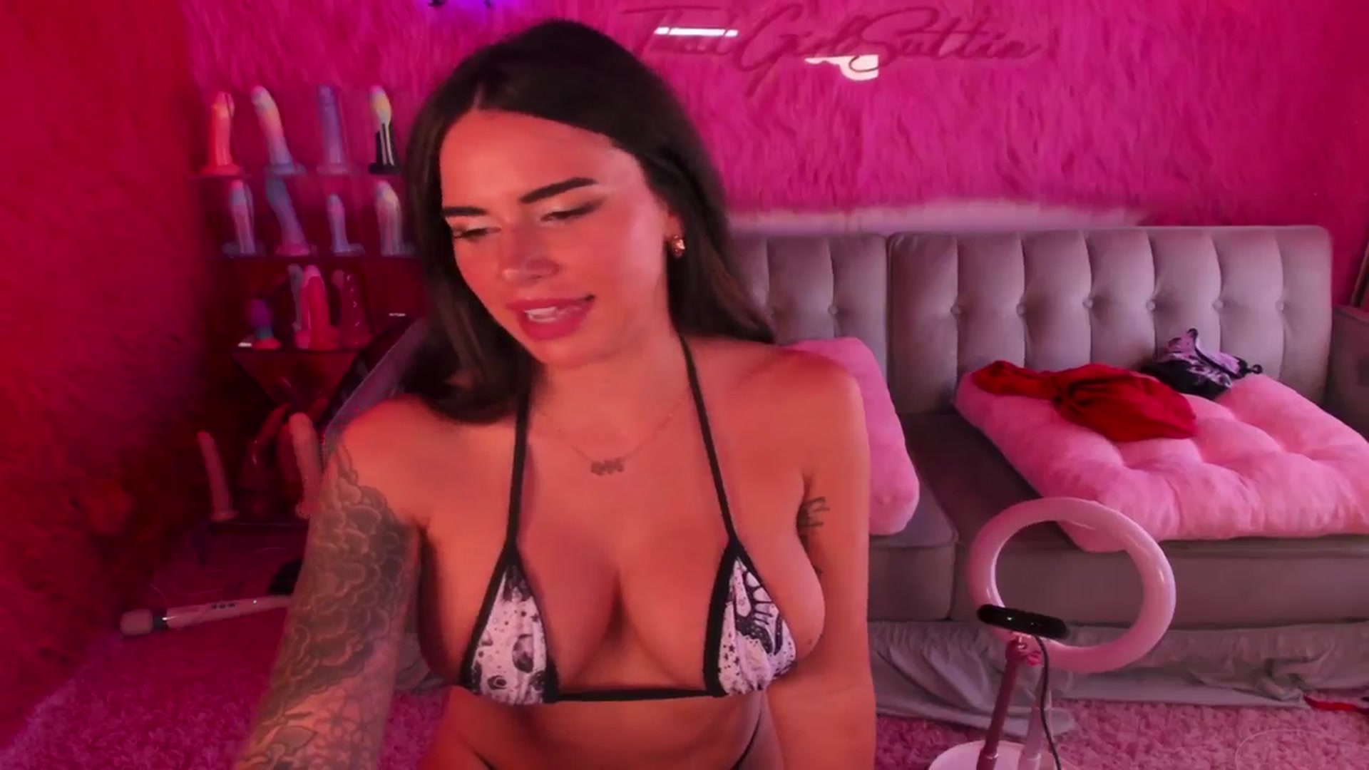 Gallery image thumbnail from thatgrlsuttin's myfreecams stream on, 08/13/2024, 22:01 image 13 of 20