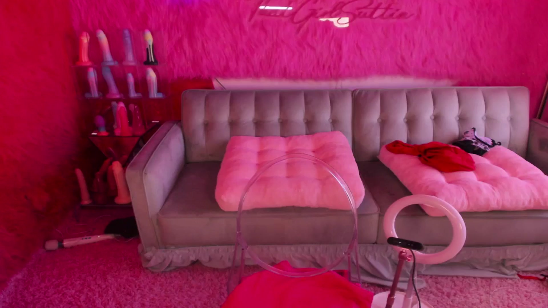 Gallery image thumbnail from thatgrlsuttin's myfreecams stream on, 08/14/2024, 24:10 image 4 of 20