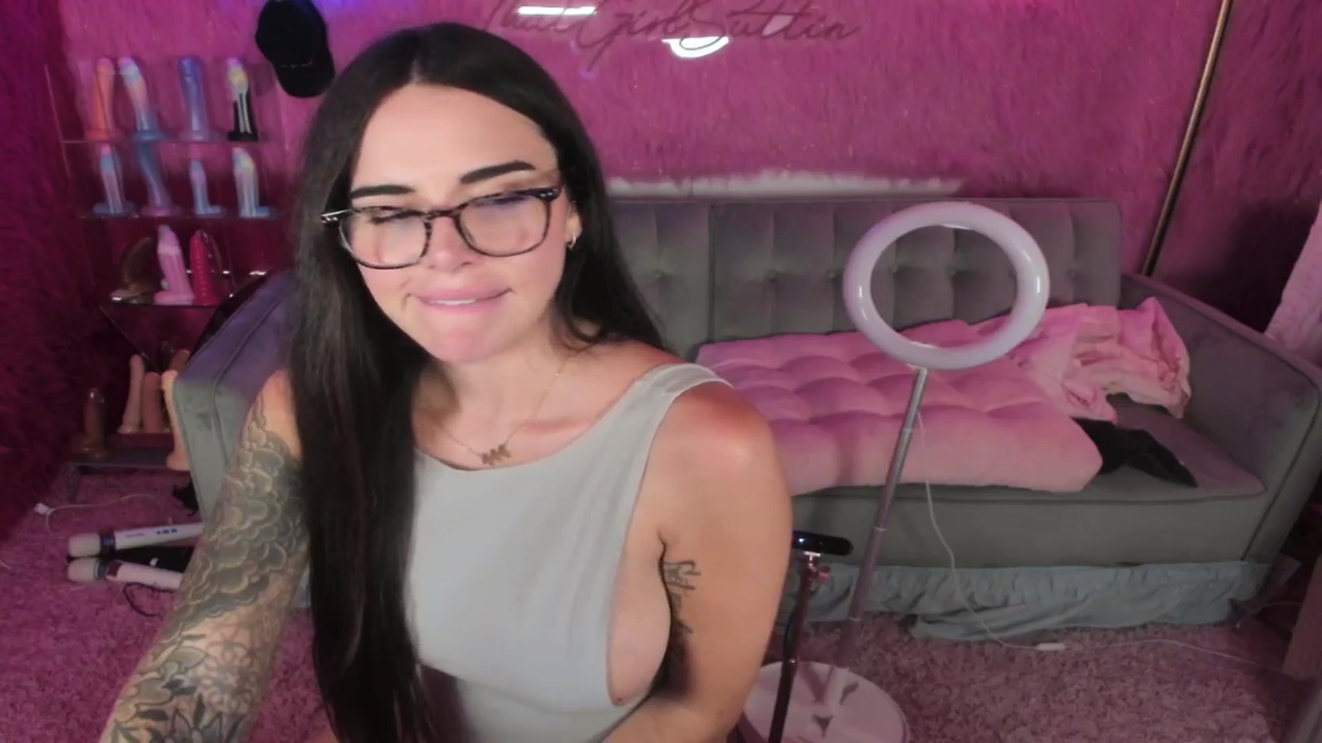 Gallery image thumbnail from thatgrlsuttin's myfreecams stream on, 08/19/2024, 05:00 image 15 of 20