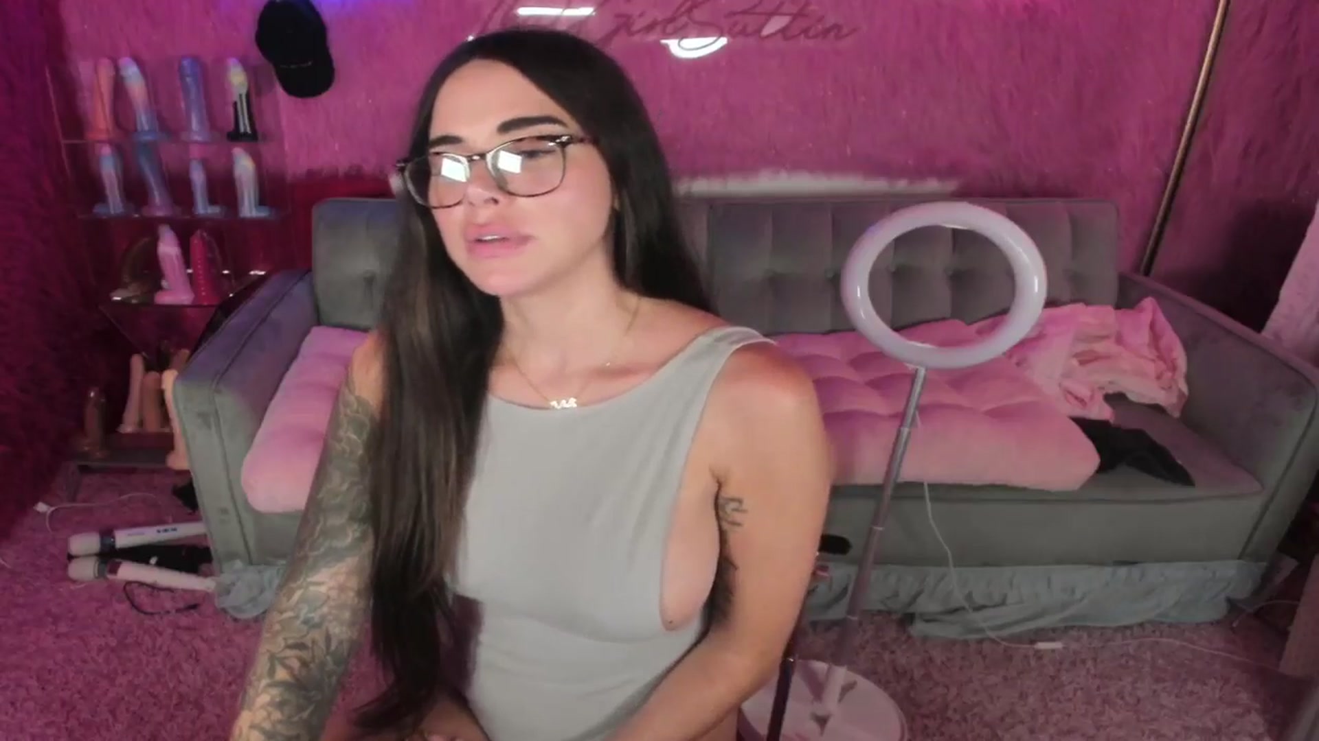 Gallery image thumbnail from thatgrlsuttin's myfreecams stream on, 08/19/2024, 05:00 image 17 of 20