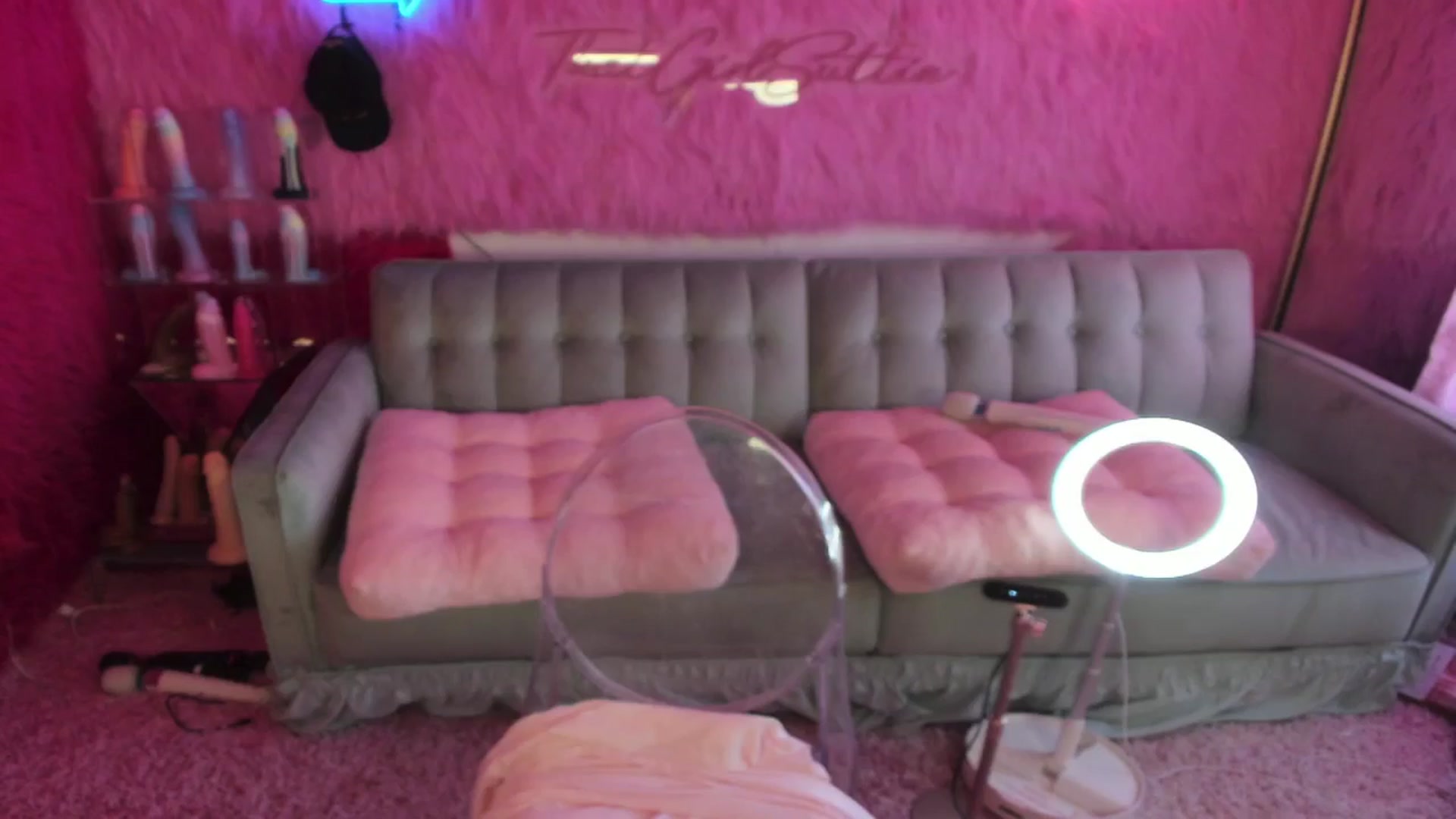 Gallery image thumbnail from thatgrlsuttin's myfreecams stream on, 08/21/2024, 22:10 image 18 of 20