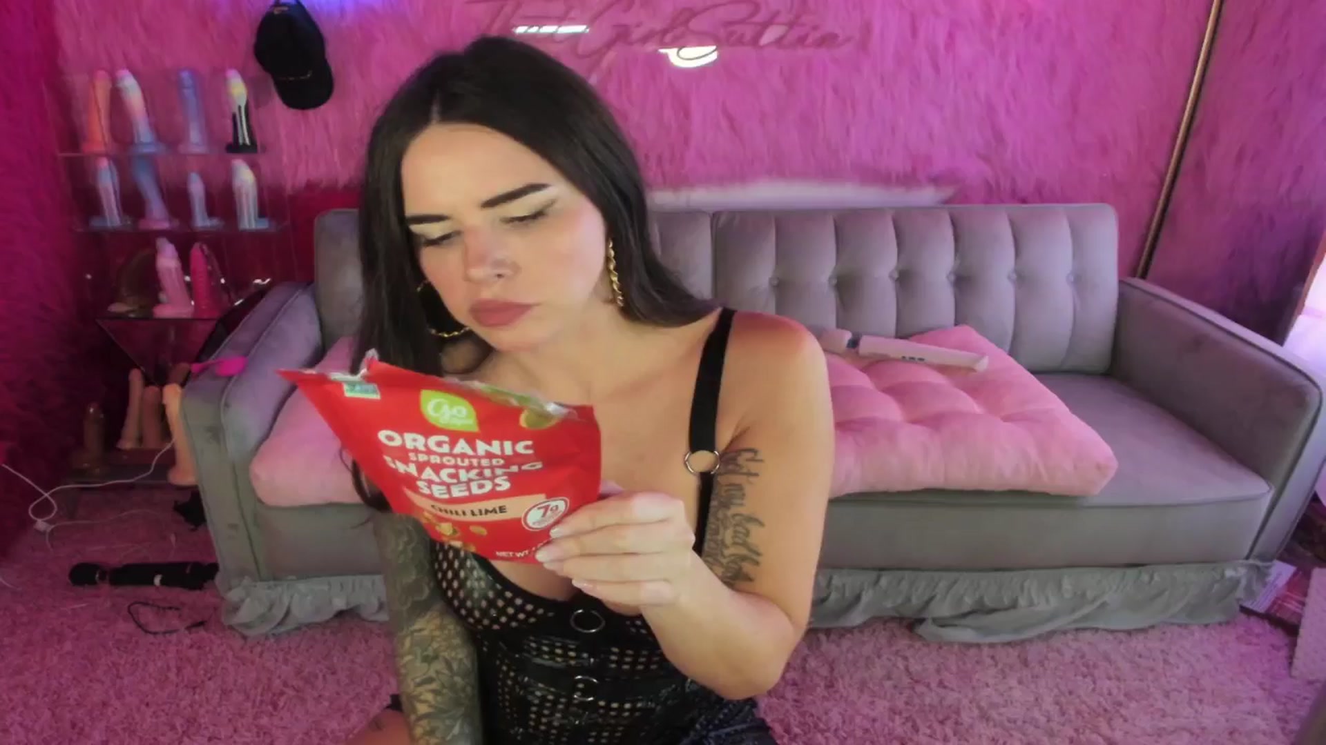 Gallery image thumbnail from thatgrlsuttin's myfreecams stream on, 08/22/2024, 22:48 image 6 of 20