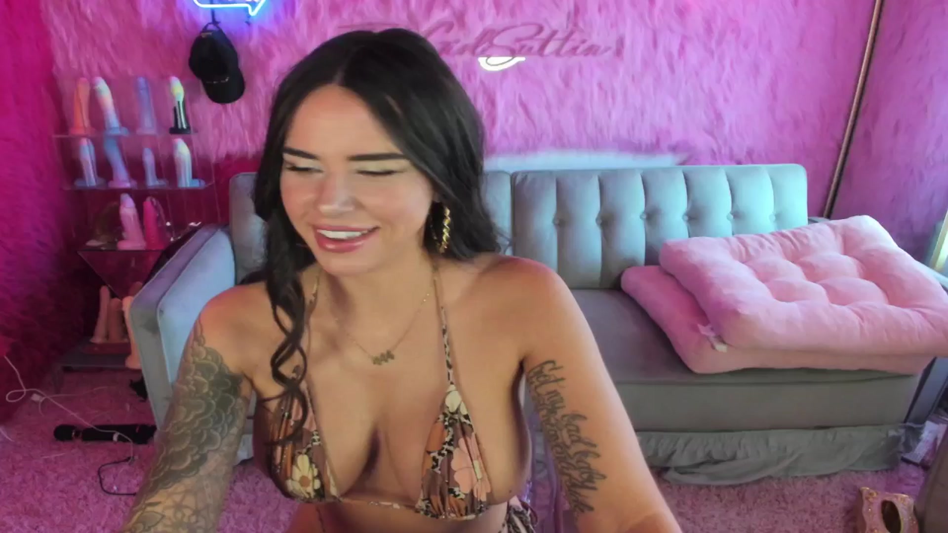 Gallery image thumbnail from thatgrlsuttin's myfreecams stream on, 08/28/2024, 20:32 image 8 of 20