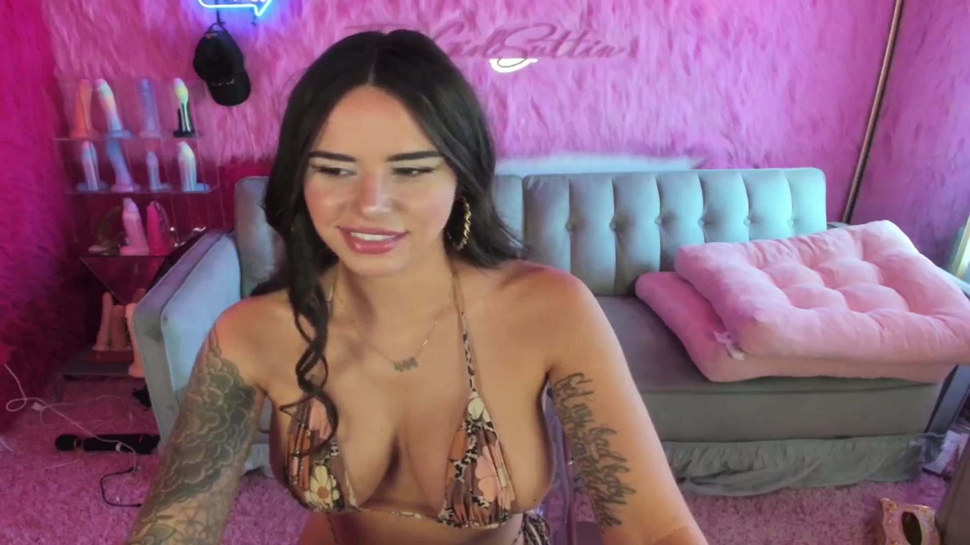 Gallery image thumbnail from thatgrlsuttin's myfreecams stream on, 08/28/2024, 20:32 image 9 of 20