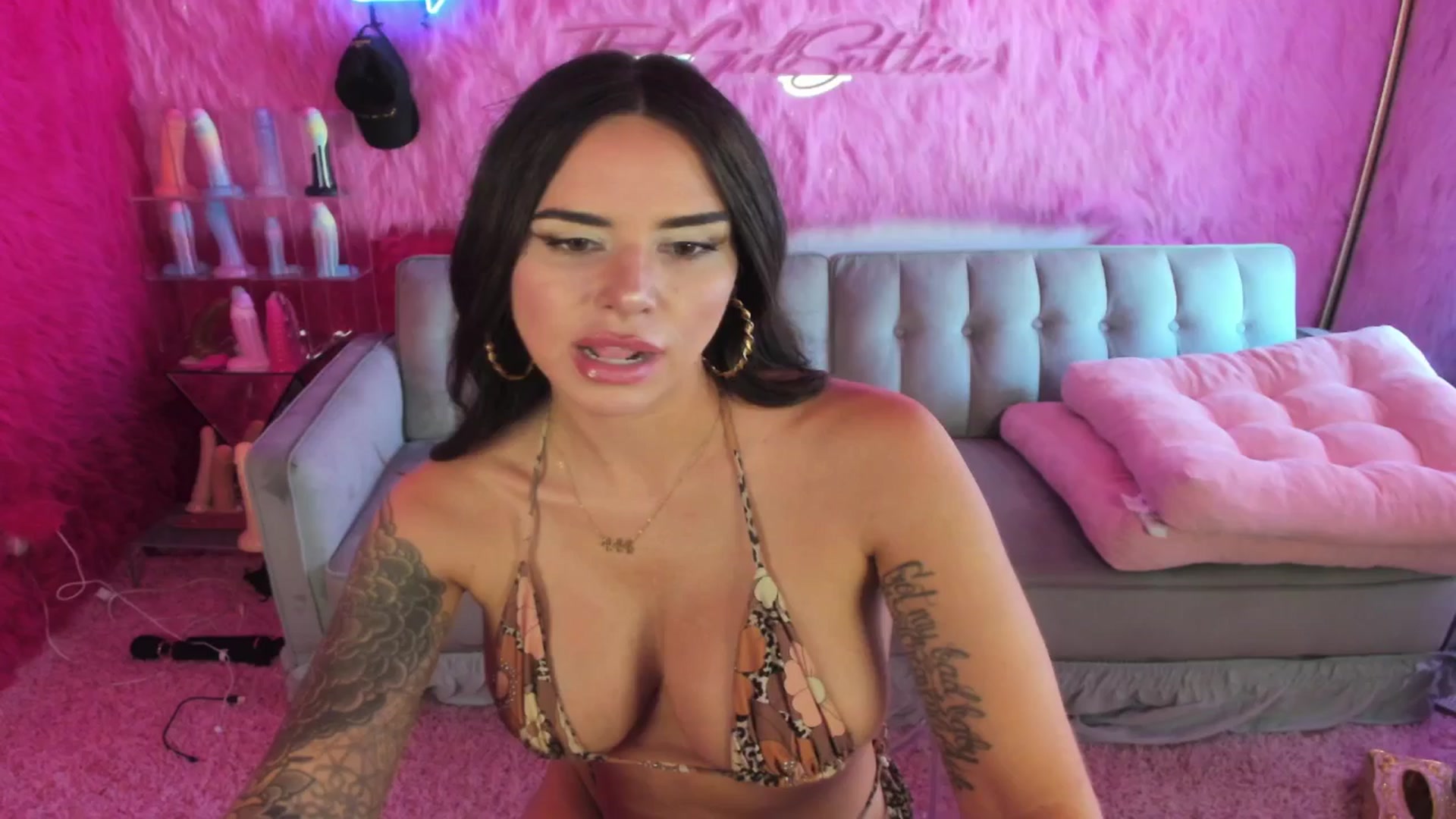 Gallery image thumbnail from thatgrlsuttin's myfreecams stream on, 08/28/2024, 21:39 image 11 of 20