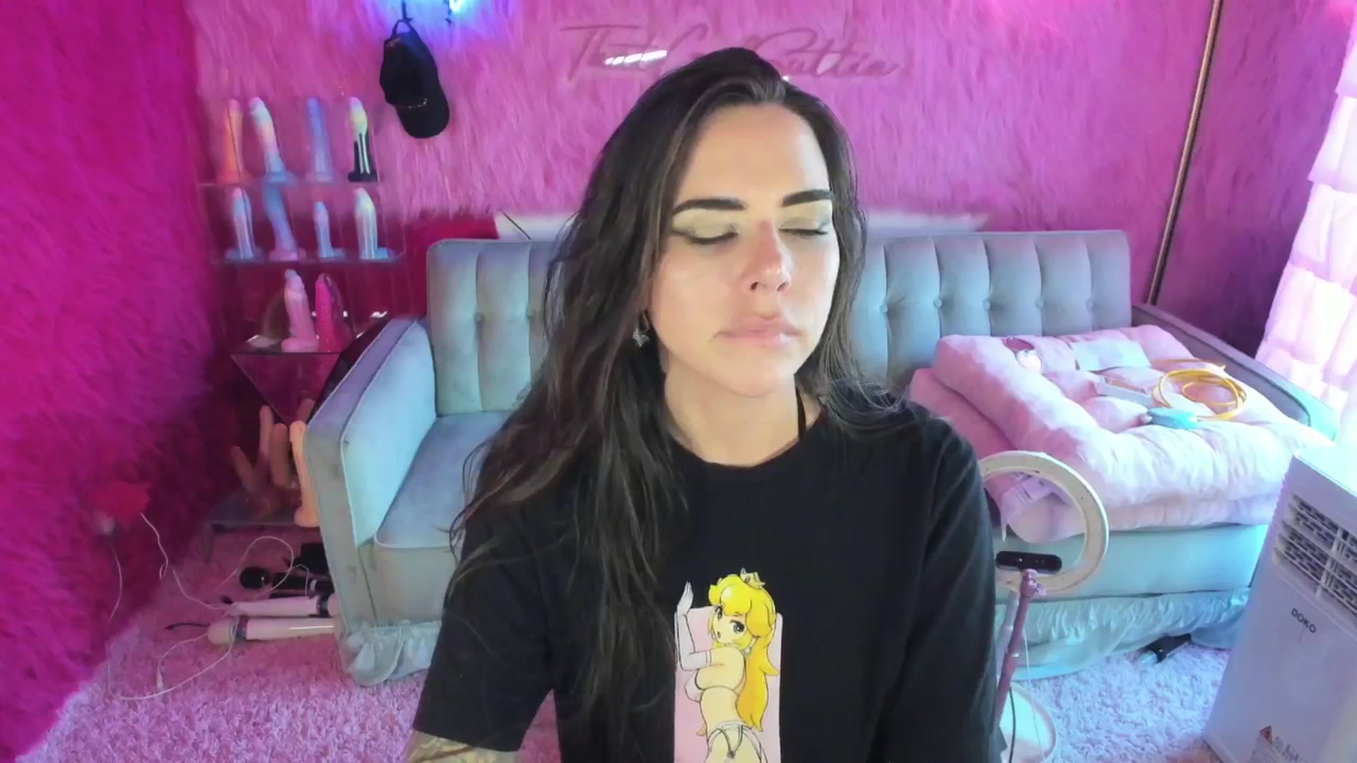 Gallery image thumbnail from thatgrlsuttin's myfreecams stream on, 09/14/2024, 24:24 image 5 of 20