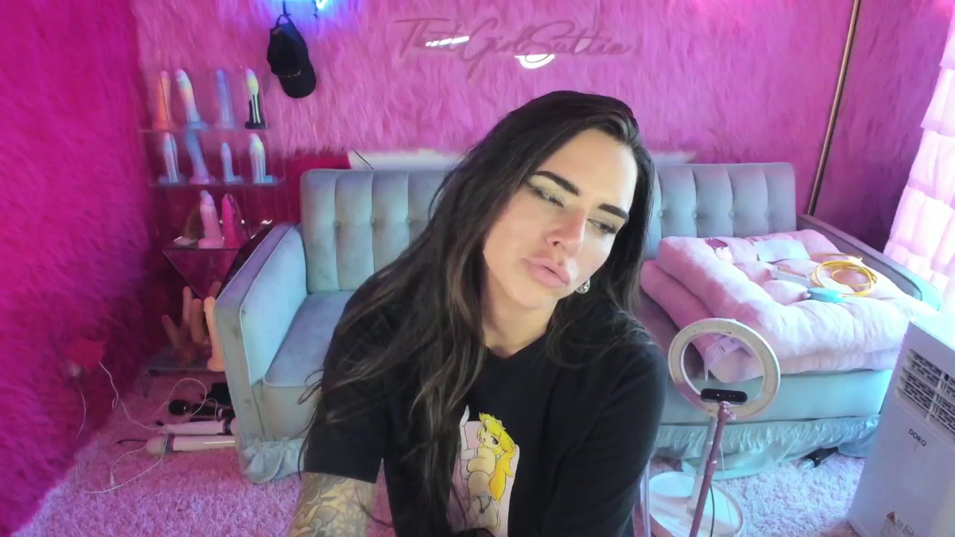 Gallery image thumbnail from thatgrlsuttin's myfreecams stream on, 09/14/2024, 24:24 image 10 of 20