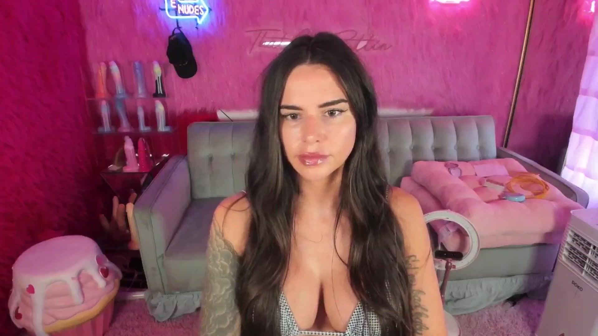 Gallery image thumbnail from thatgrlsuttin's myfreecams stream on, 09/20/2024, 24:54 image 3 of 20