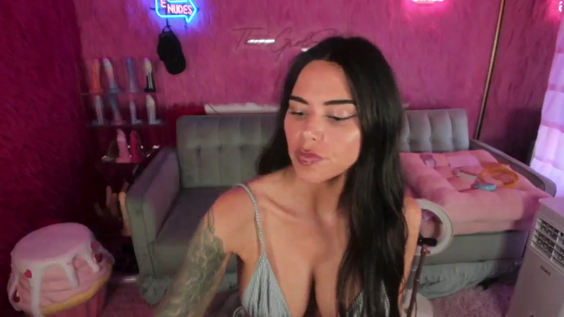 Gallery image thumbnail from thatgrlsuttin's myfreecams stream on, 09/20/2024, 24:54 image 9 of 20