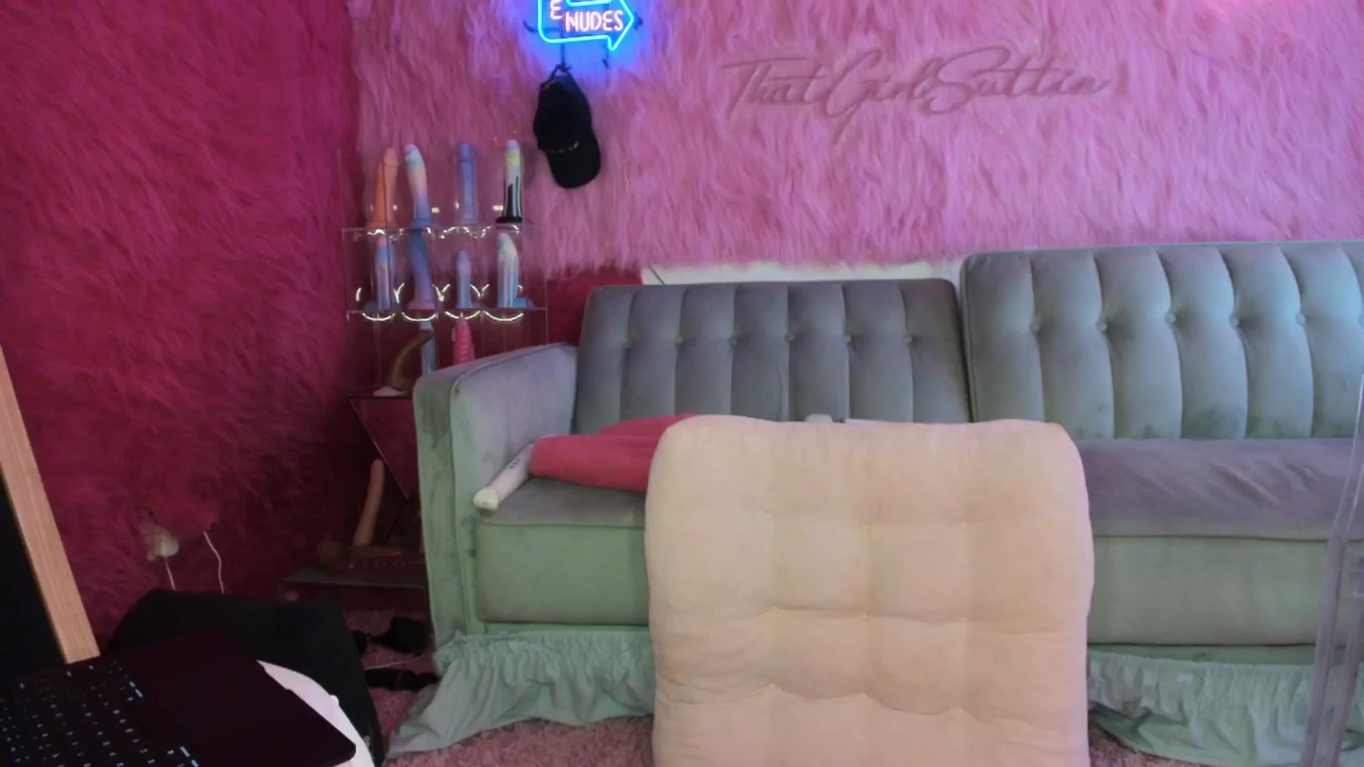 Gallery image thumbnail from thatgrlsuttin's myfreecams stream on, 10/14/2024, 21:12 image 19 of 20