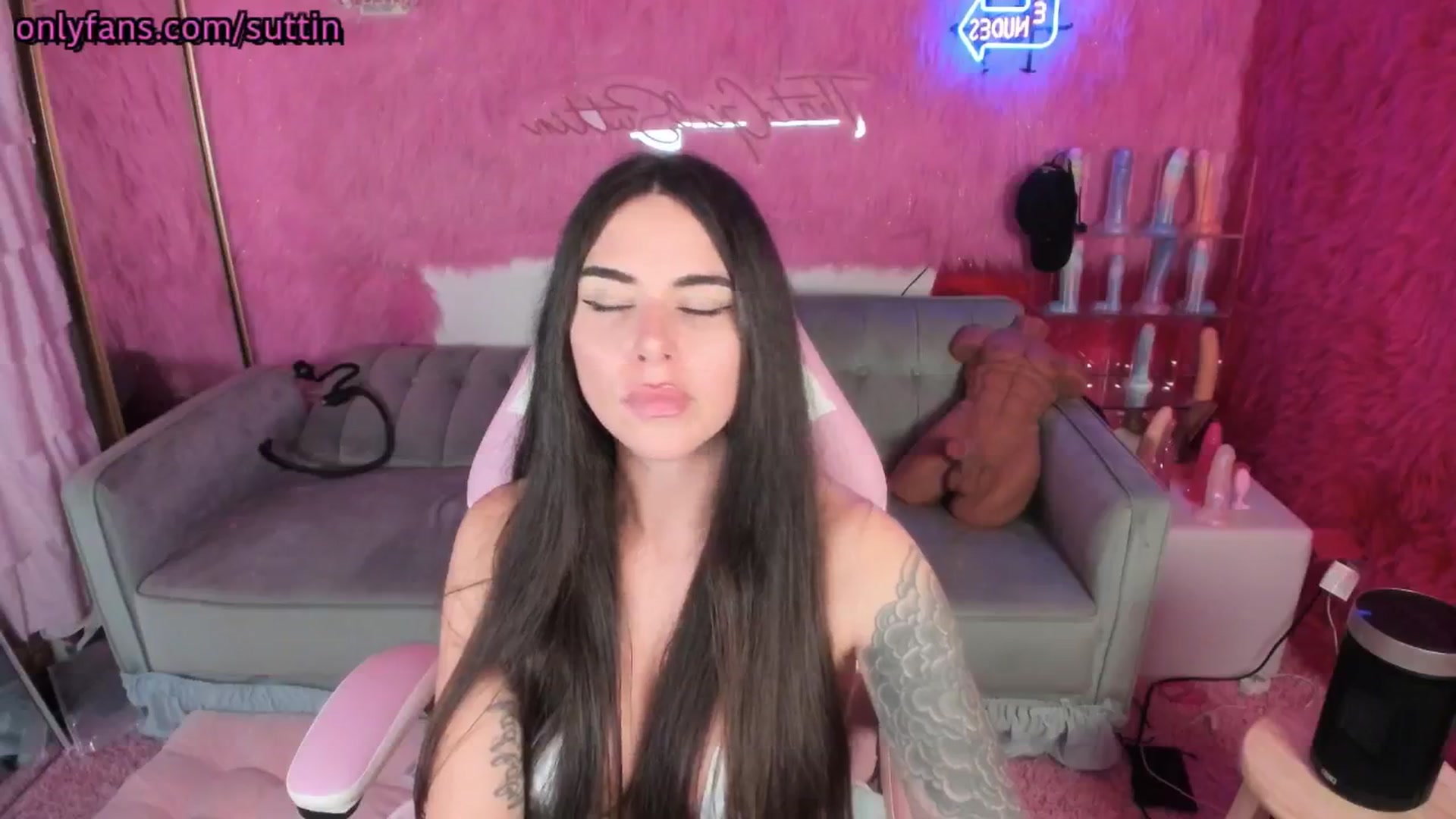 Gallery image thumbnail from thatgrlsuttin's myfreecams stream on, 12/19/2024, 07:40 image 6 of 20
