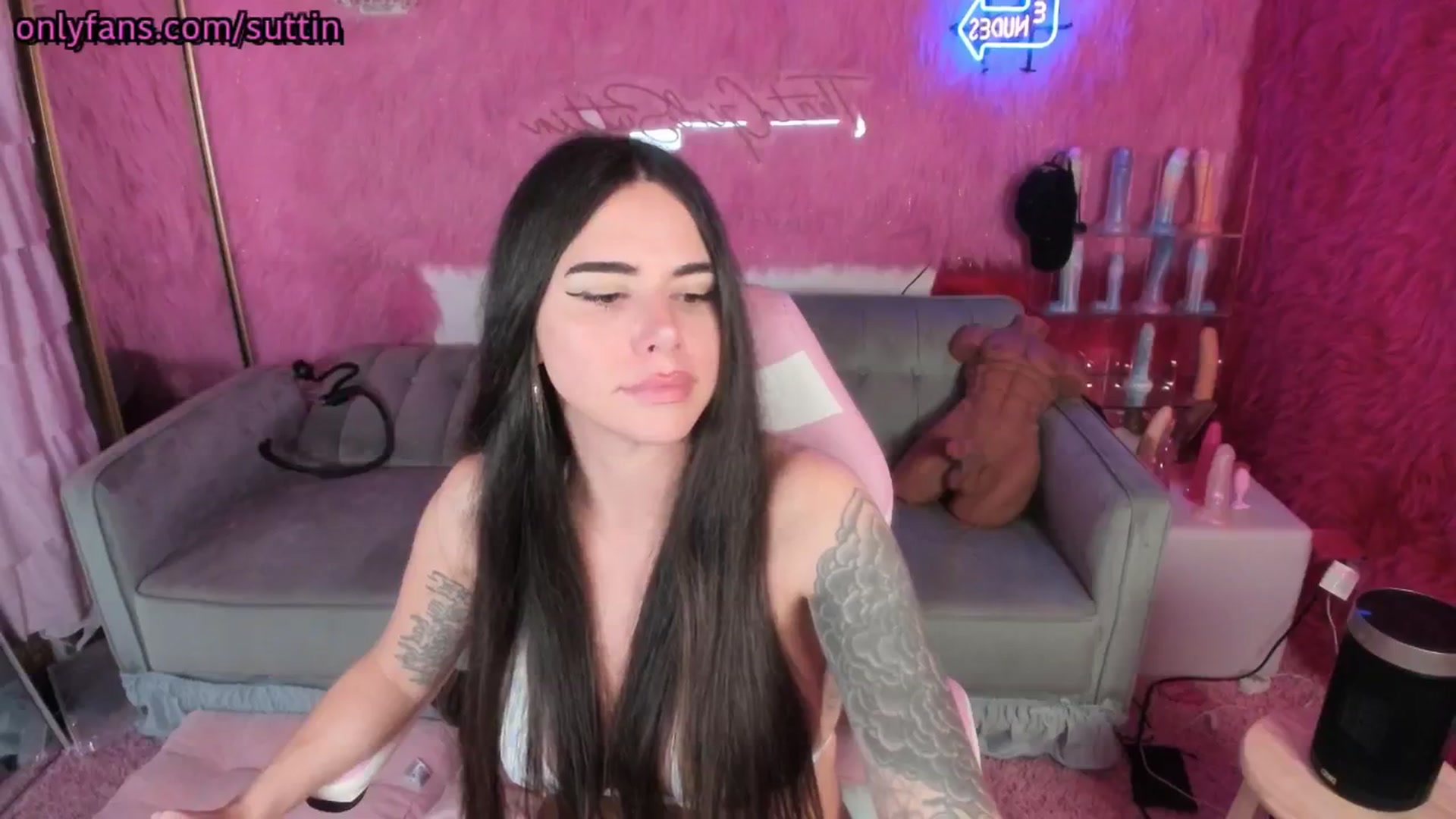 Gallery image thumbnail from thatgrlsuttin's myfreecams stream on, 12/19/2024, 07:40 image 16 of 20