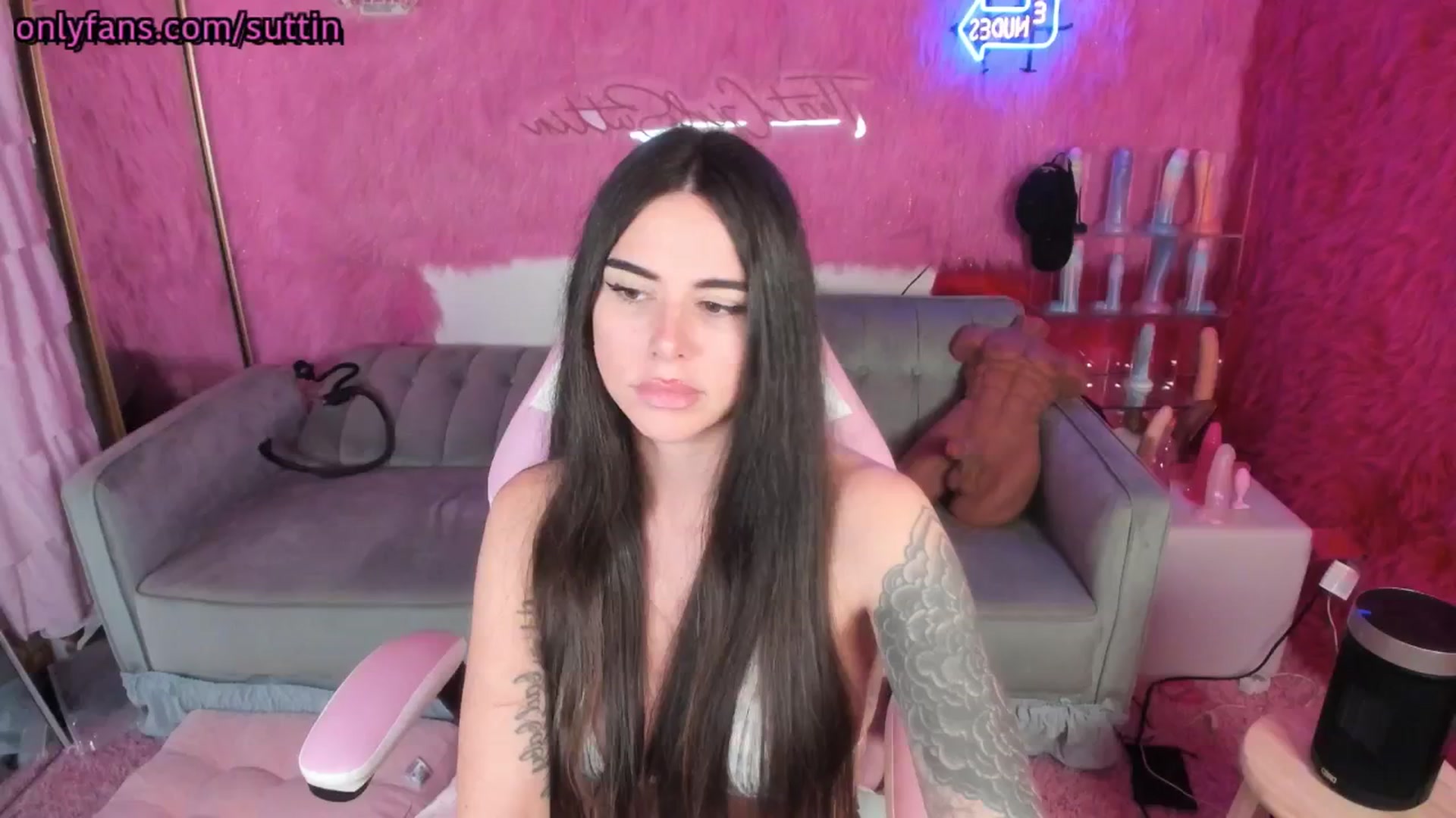 Gallery image thumbnail from thatgrlsuttin's myfreecams stream on, 12/19/2024, 07:40 image 9 of 20