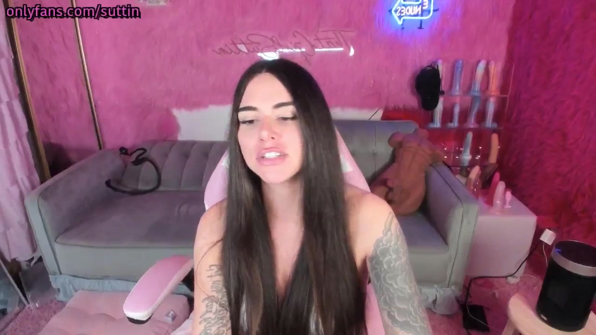 Gallery image thumbnail from thatgrlsuttin's myfreecams stream on, 12/19/2024, 07:40 image 12 of 20