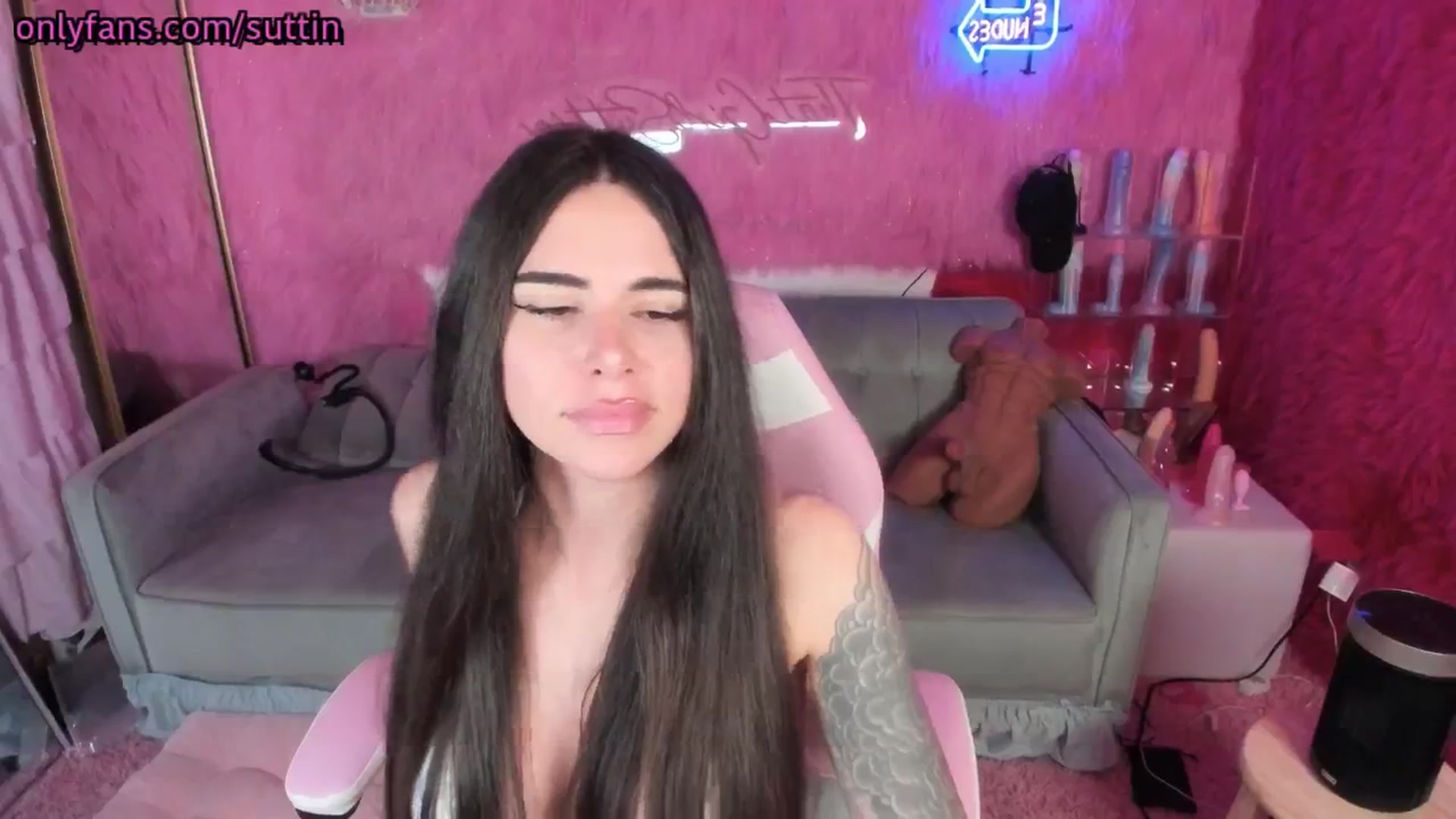Gallery image thumbnail from thatgrlsuttin's myfreecams stream on, 12/19/2024, 07:40 image 8 of 20