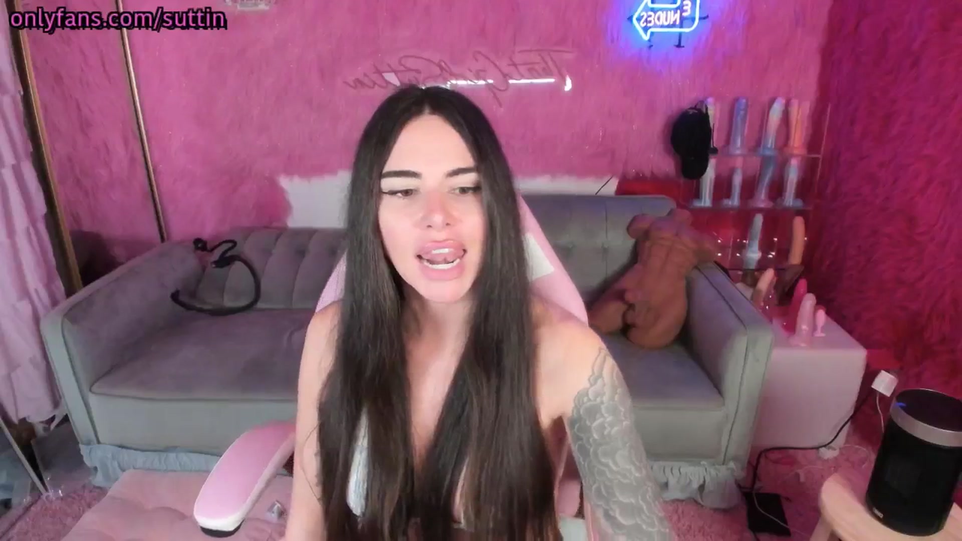 Gallery image thumbnail from thatgrlsuttin's myfreecams stream on, 12/19/2024, 07:40 image 14 of 20