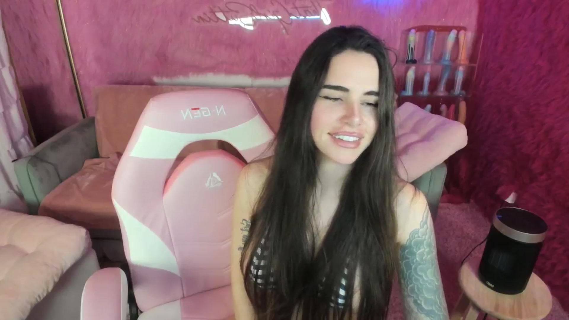 Gallery image thumbnail from thatgrlsuttin's myfreecams stream on, 02/21/2025, 07:33 image 2 of 20