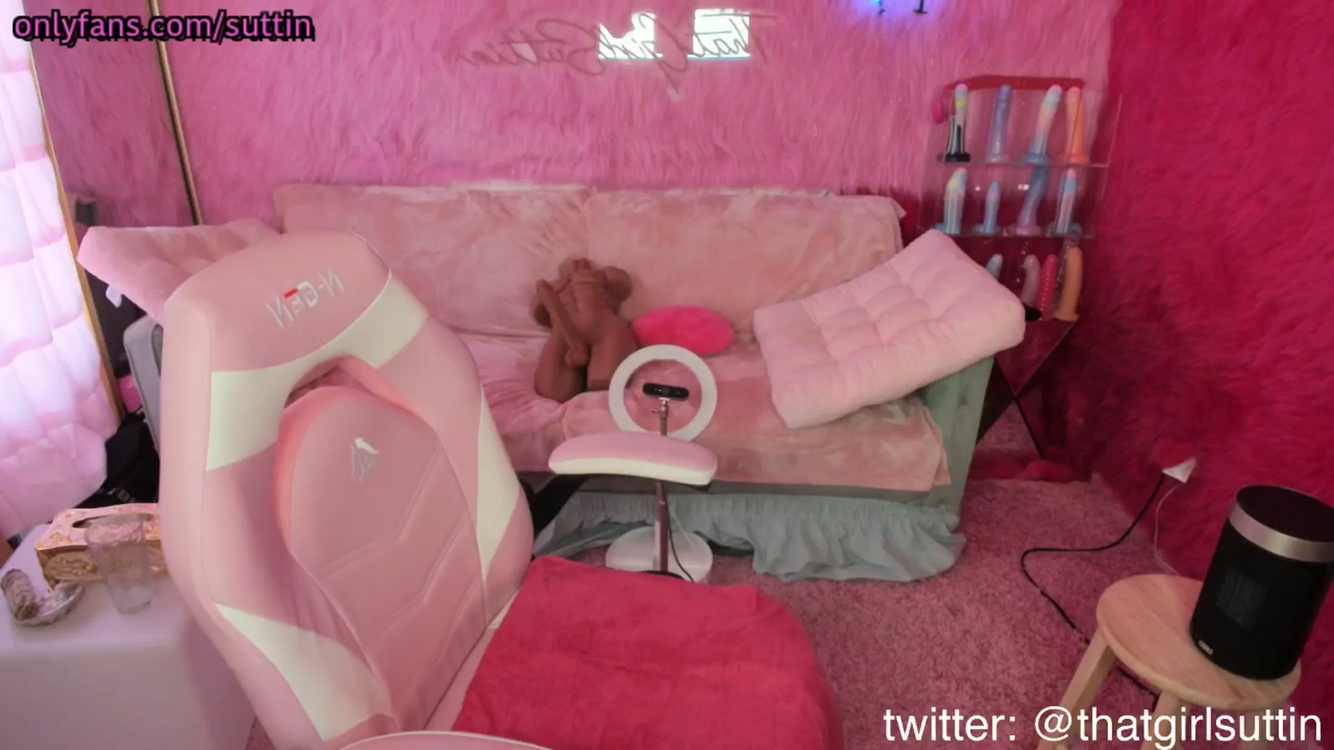 Gallery image thumbnail from thatgrlsuttin's myfreecams stream on, 02/27/2025, 22:56 image 14 of 20