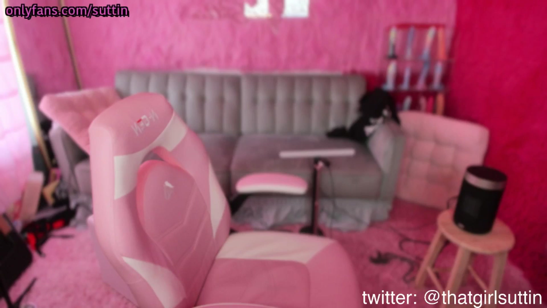 Gallery image thumbnail from thatgrlsuttin's myfreecams stream on, 04/14/2025, 23:32 image 8 of 20