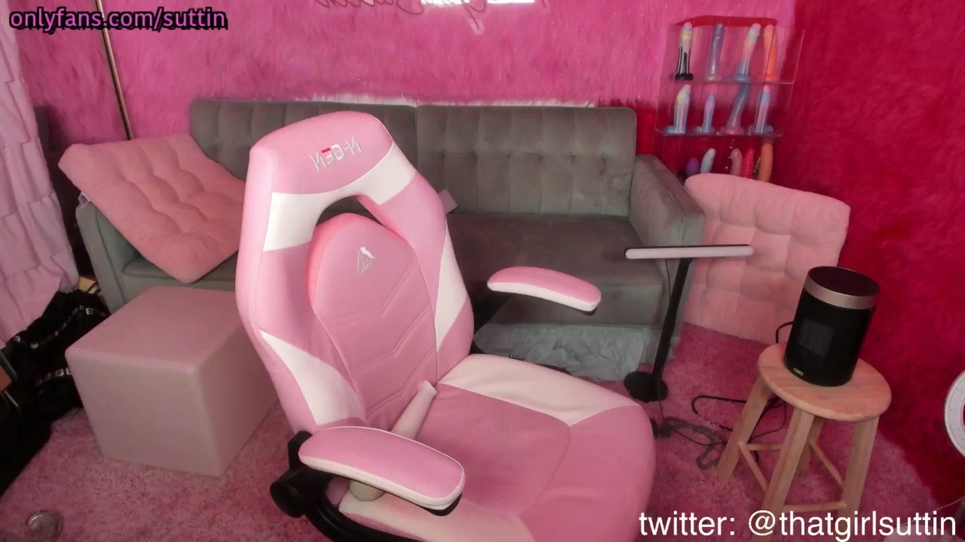Gallery image thumbnail from thatgrlsuttin's myfreecams stream on, 04/22/2025, 07:33 image 18 of 20