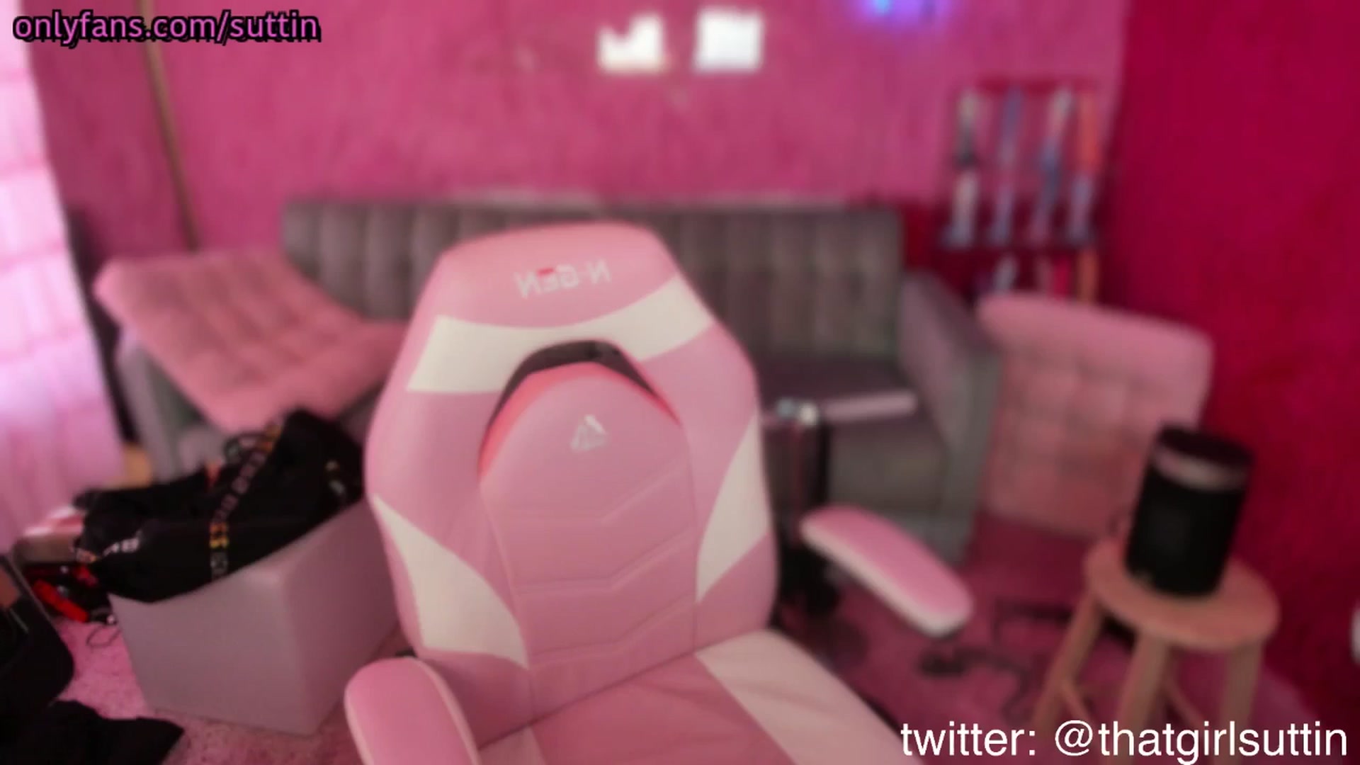 Gallery image thumbnail from thatgrlsuttin's myfreecams stream on, 04/25/2025, 24:38 image 14 of 20