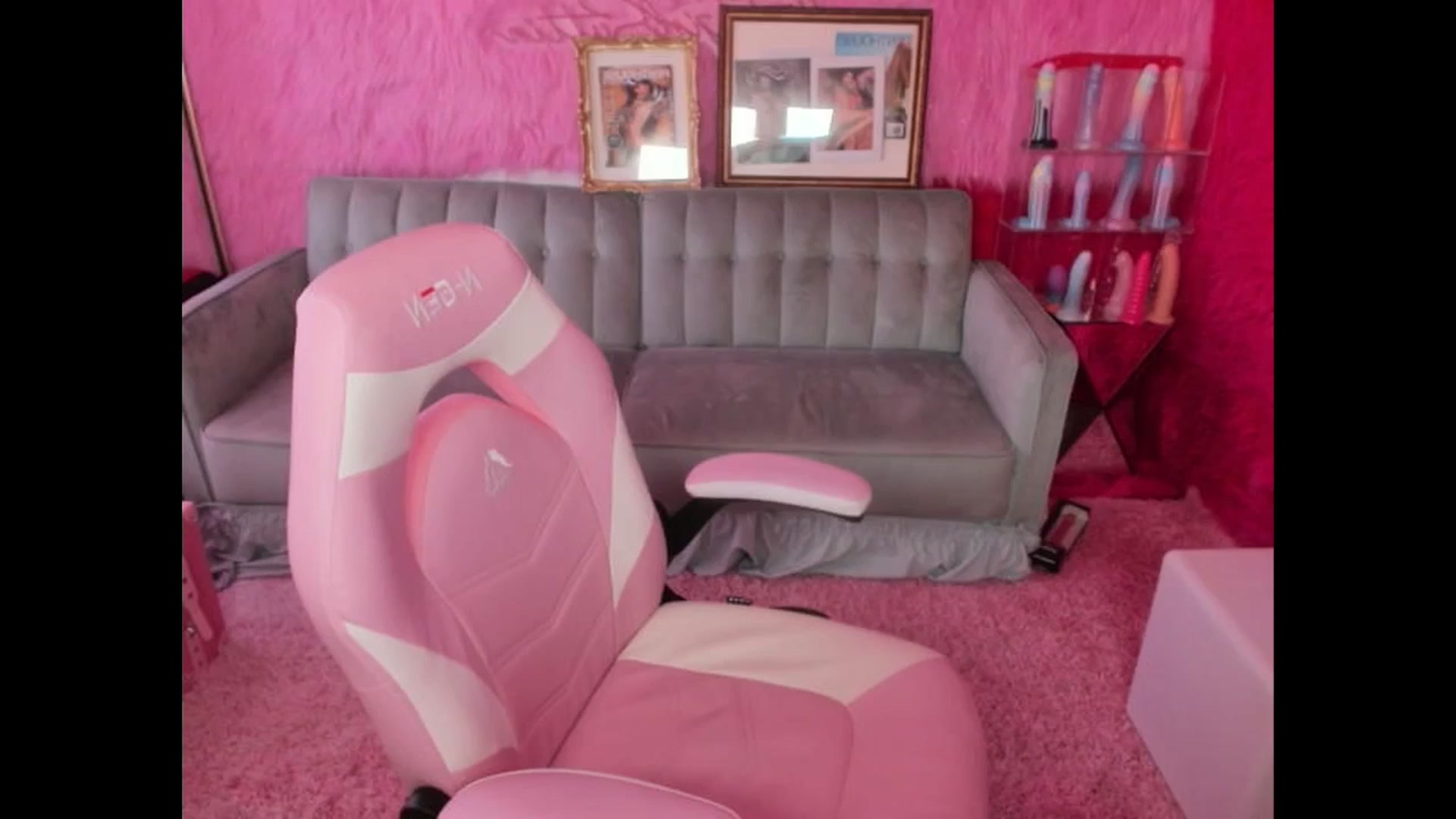 Gallery image thumbnail from thatgrlsuttin's myfreecams stream on, 05/19/2025, 20:20 image 20 of 20