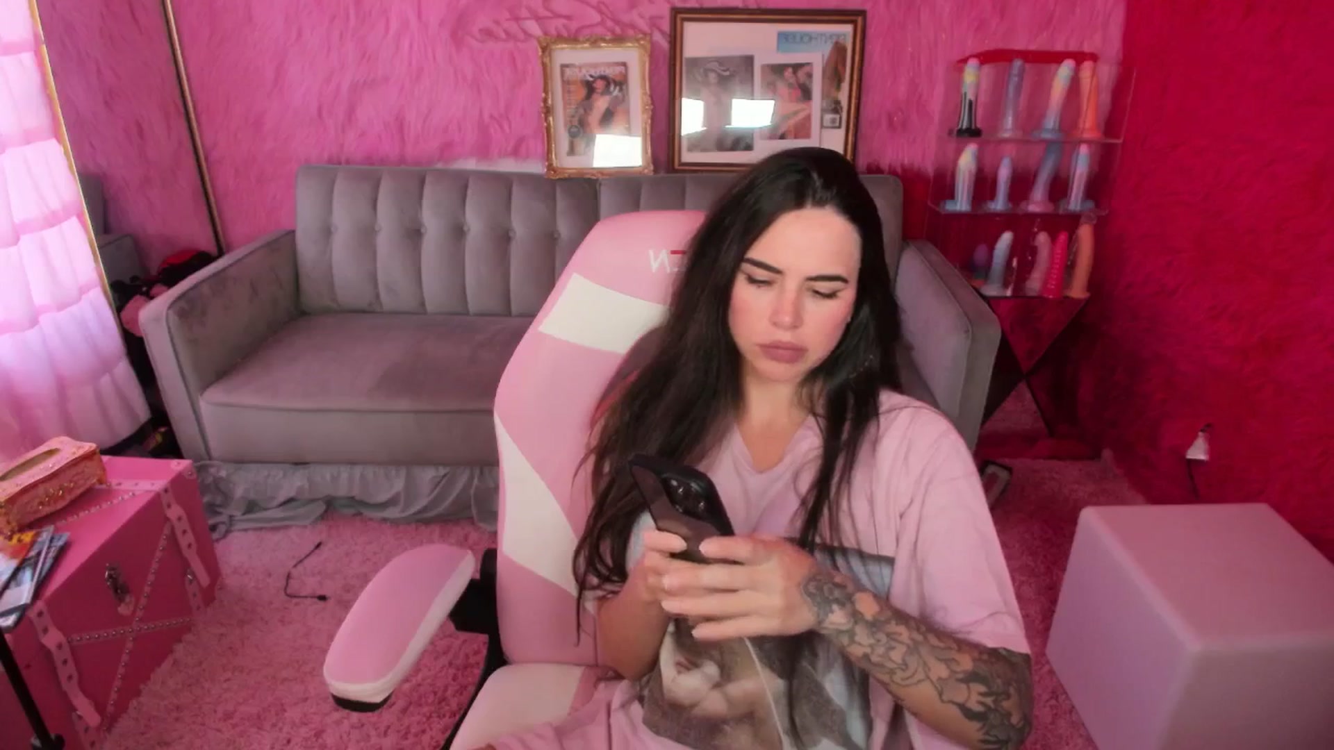 Gallery image thumbnail from thatgrlsuttin's myfreecams stream on, 05/19/2025, 22:21 image 12 of 20