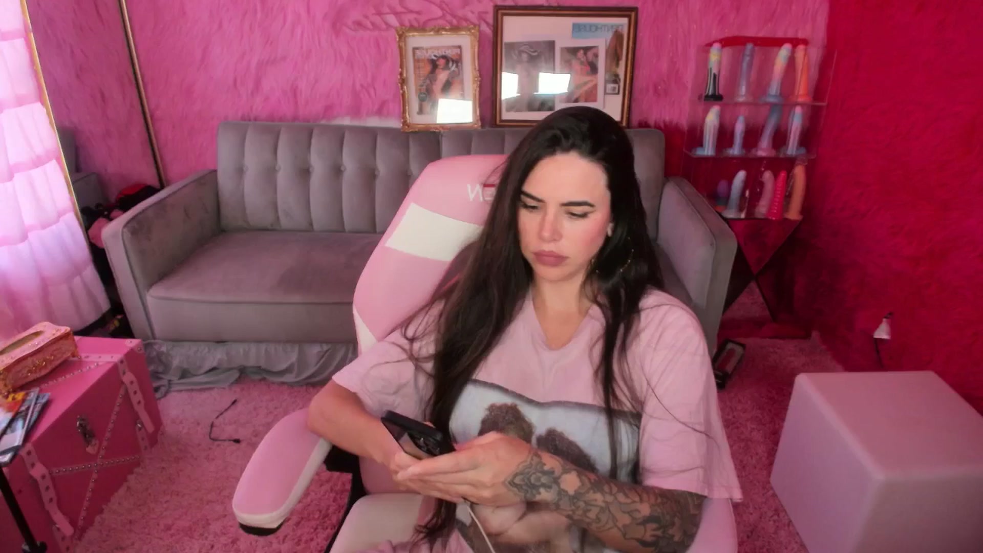 Gallery image thumbnail from thatgrlsuttin's myfreecams stream on, 05/19/2025, 22:21 image 7 of 20