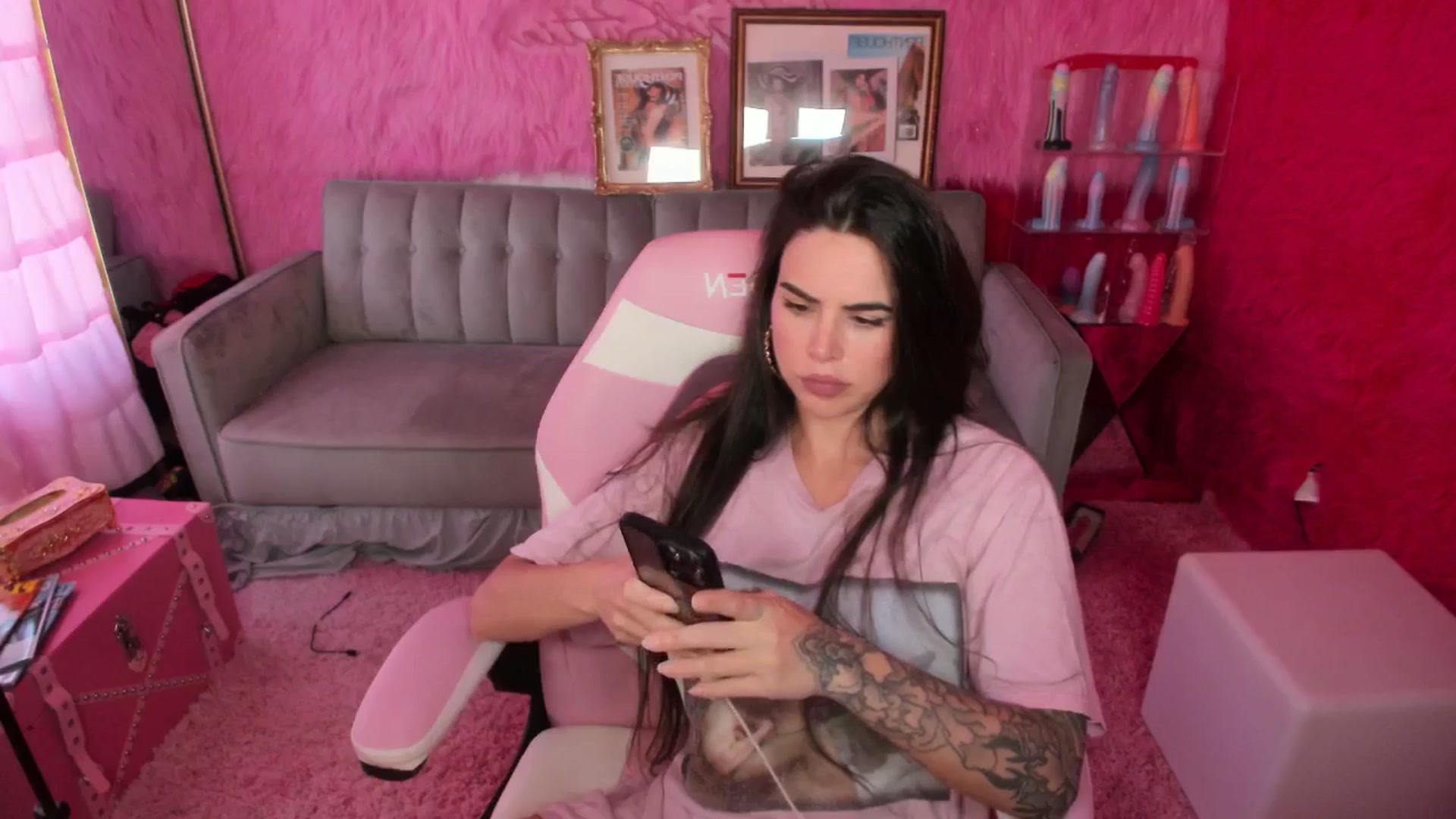 Gallery image thumbnail from thatgrlsuttin's myfreecams stream on, 05/19/2025, 22:21 image 14 of 20