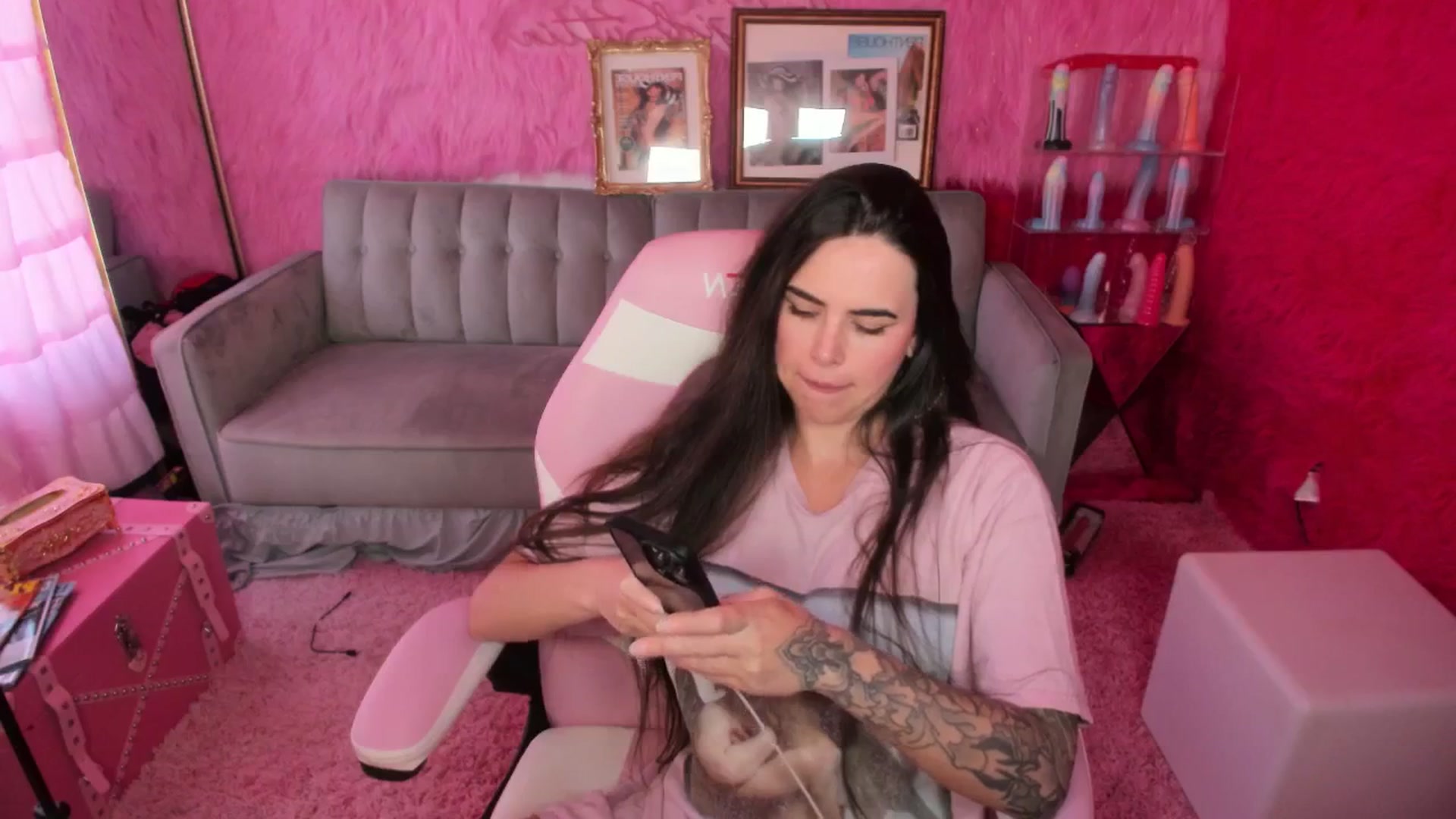 Gallery image thumbnail from thatgrlsuttin's myfreecams stream on, 05/19/2025, 22:21 image 13 of 20