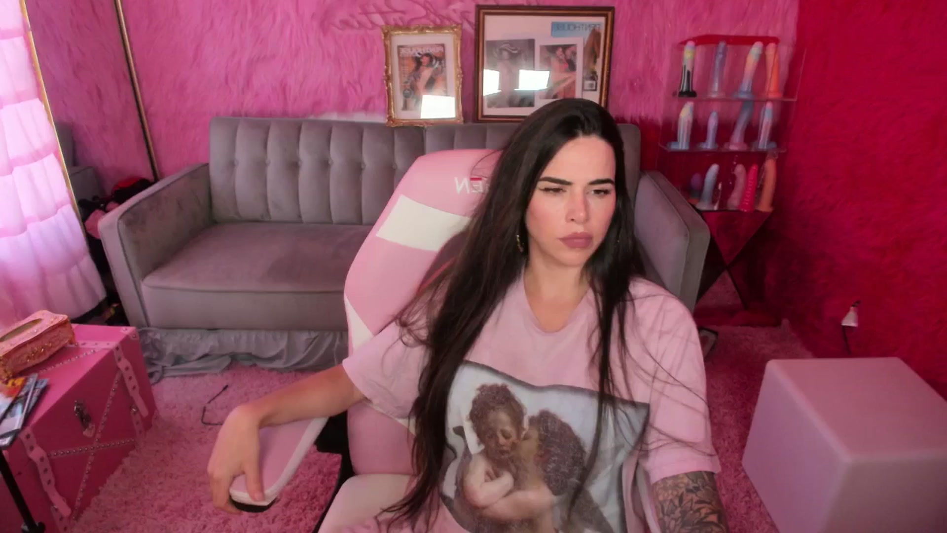 Gallery image thumbnail from thatgrlsuttin's myfreecams stream on, 05/19/2025, 22:21 image 6 of 20