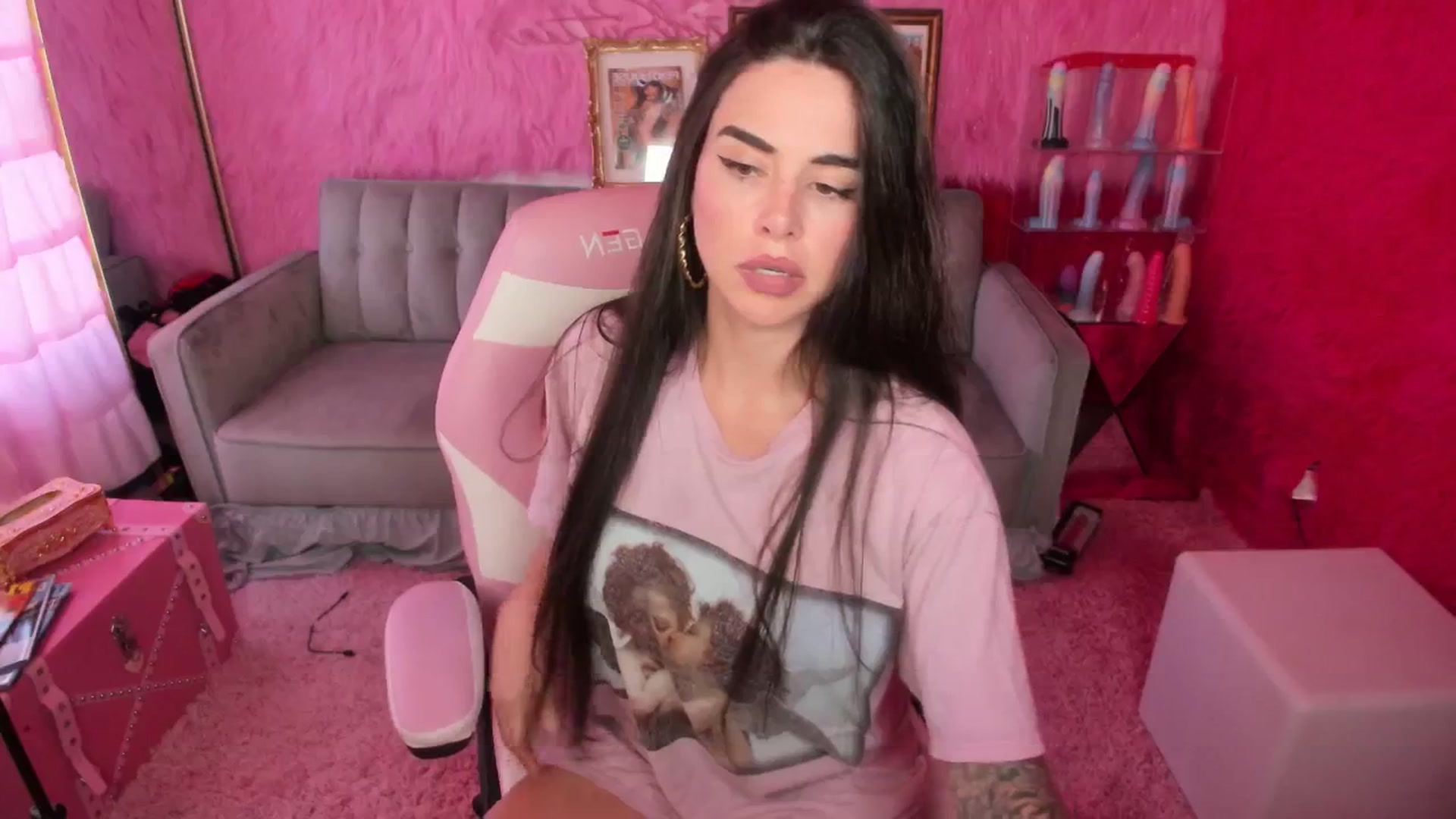 Gallery image thumbnail from thatgrlsuttin's myfreecams stream on, 05/19/2025, 22:21 image 16 of 20